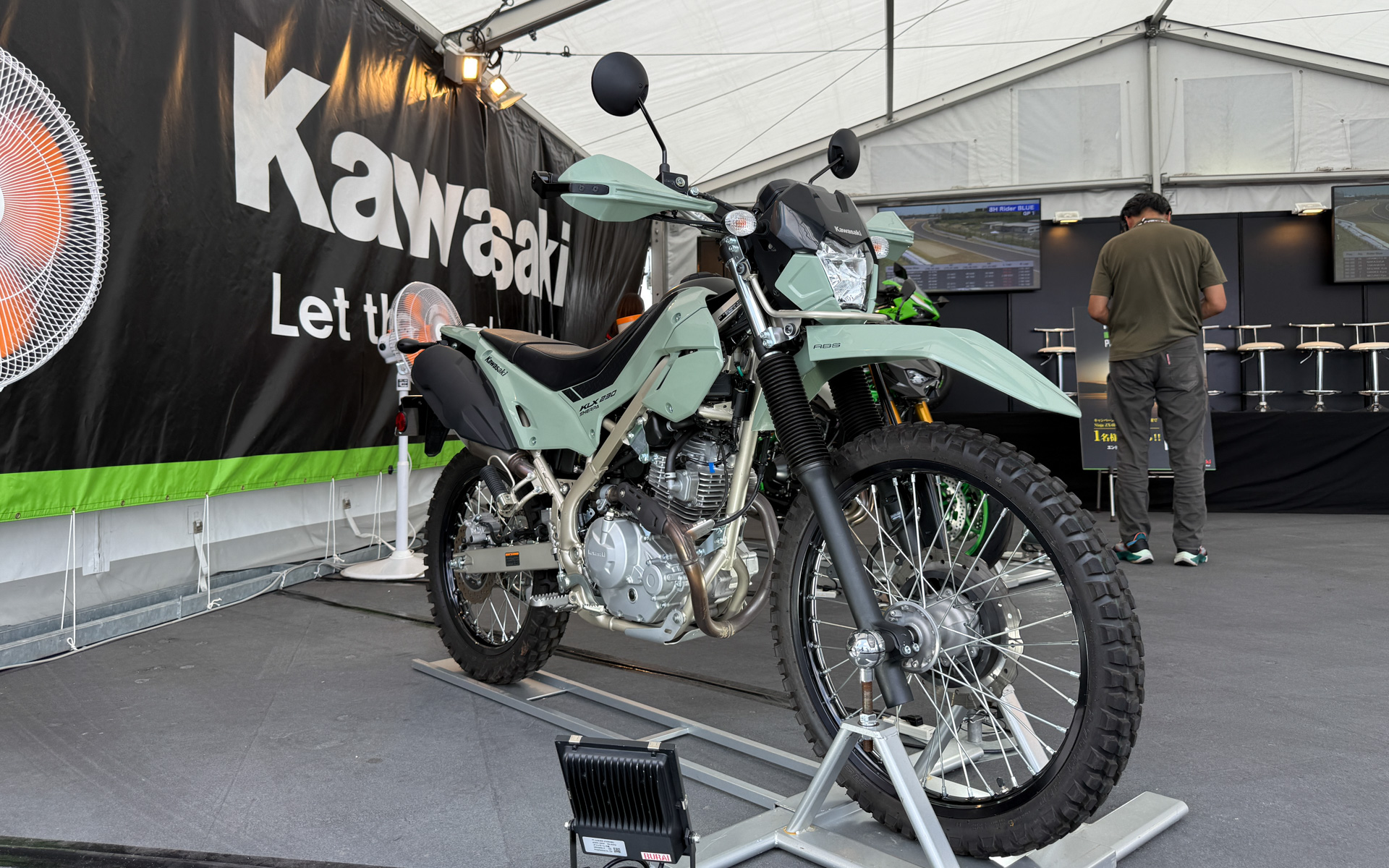 カワサキブースに展示された「KLX230 SHERPA」