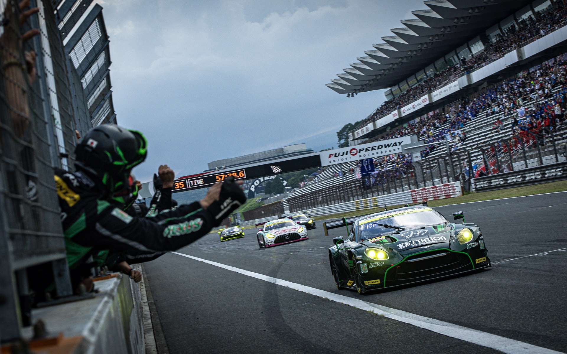 チェッカーを受ける777号車