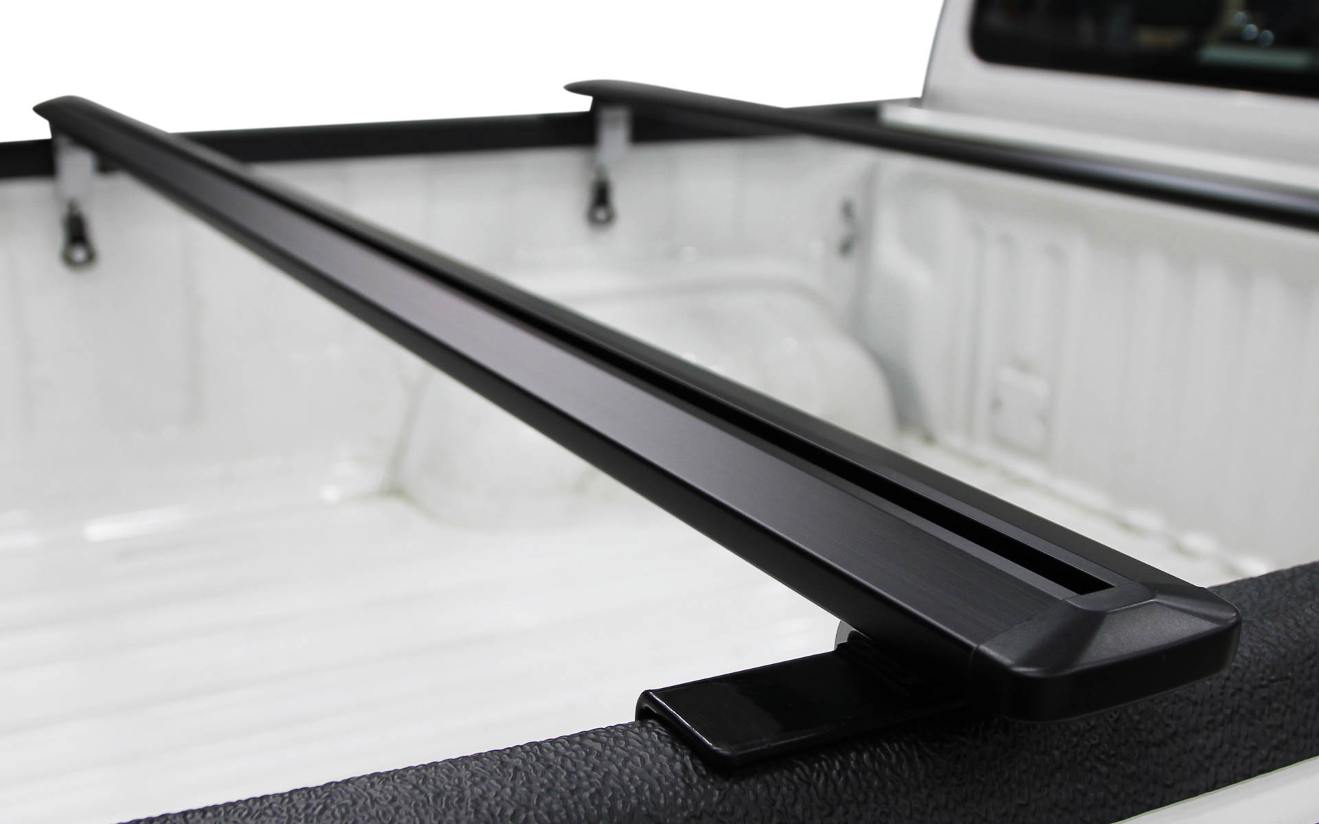 付属のステーを締め込むだけで、装着/取り外しが簡単