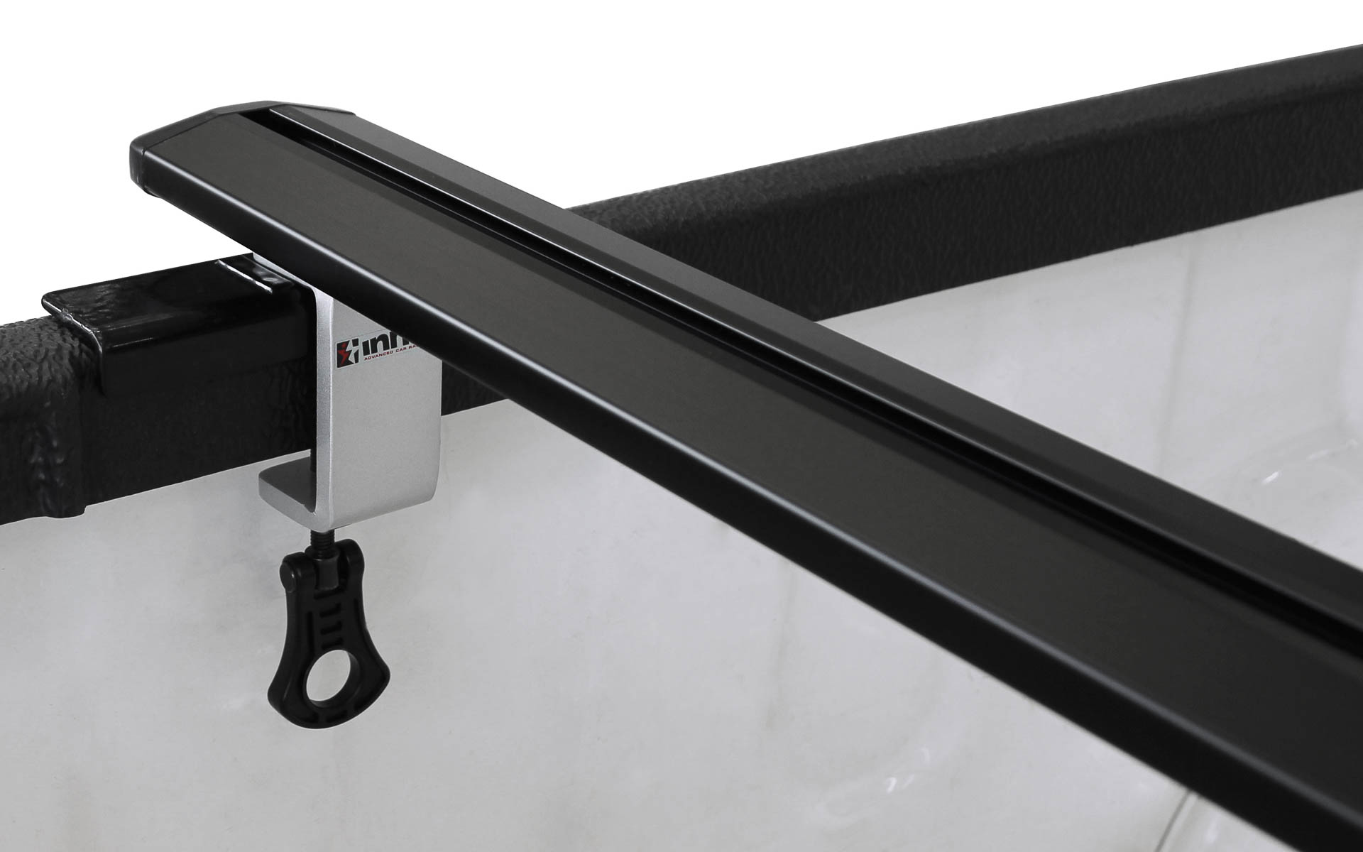 付属のステーを締め込むだけで、装着/取り外しが簡単