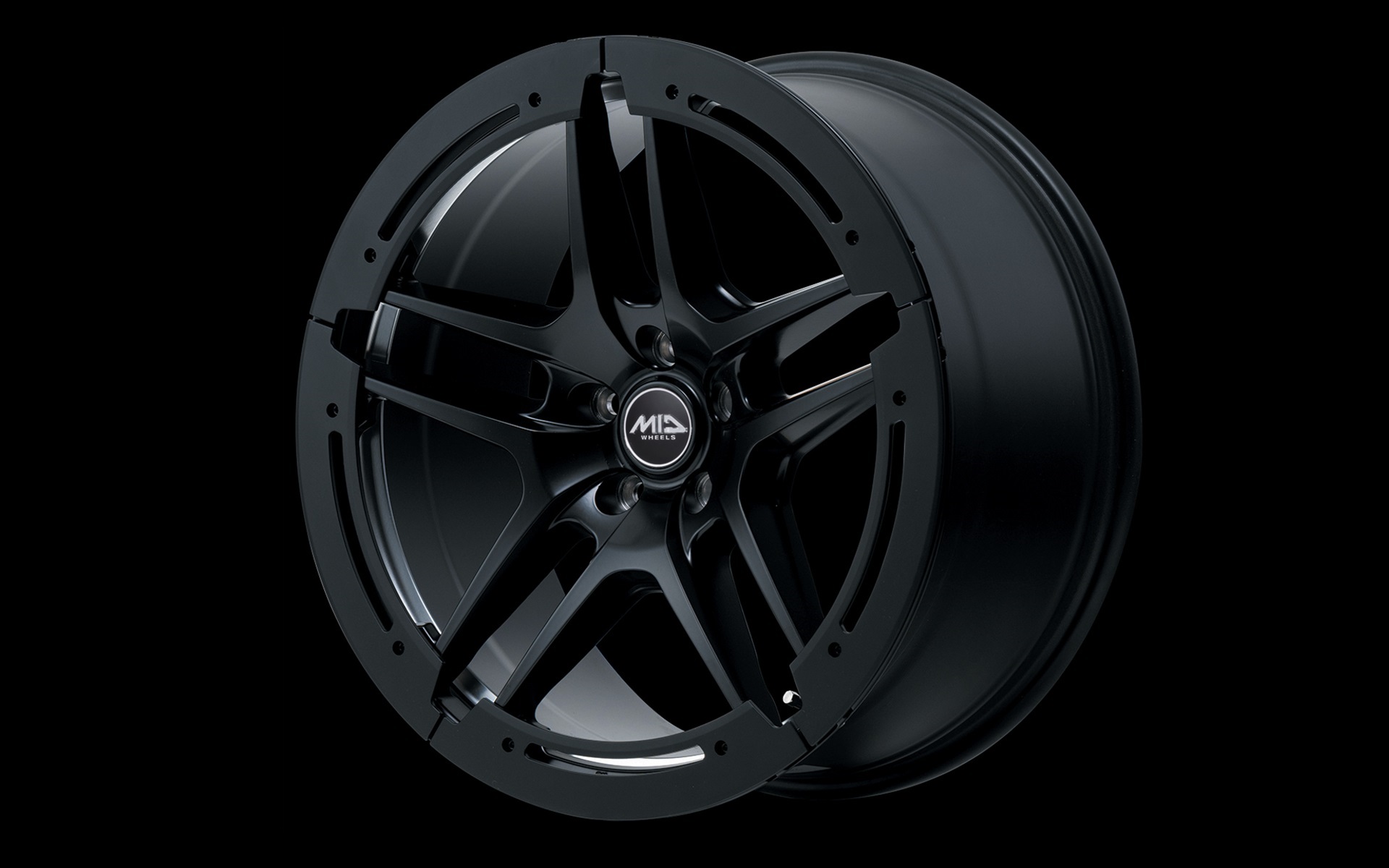 エアロコンセプトプレートは1台分（5枚1セット）で、18インチ用が5500円。19インチ用が6050円、20インチ用が6600円