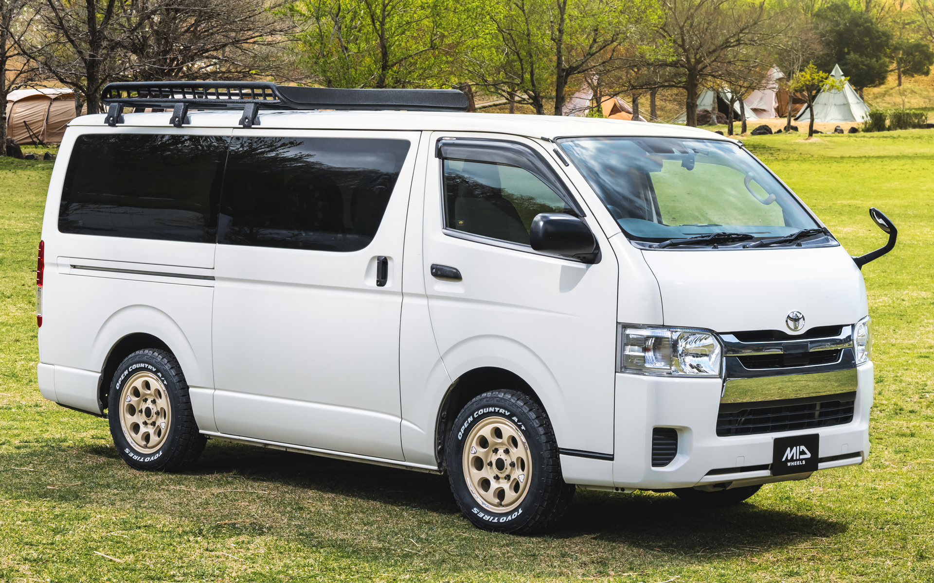 トヨタ「ハイエース」×ウシャリン（セミグロスサンドベージュ）6穴タイプ