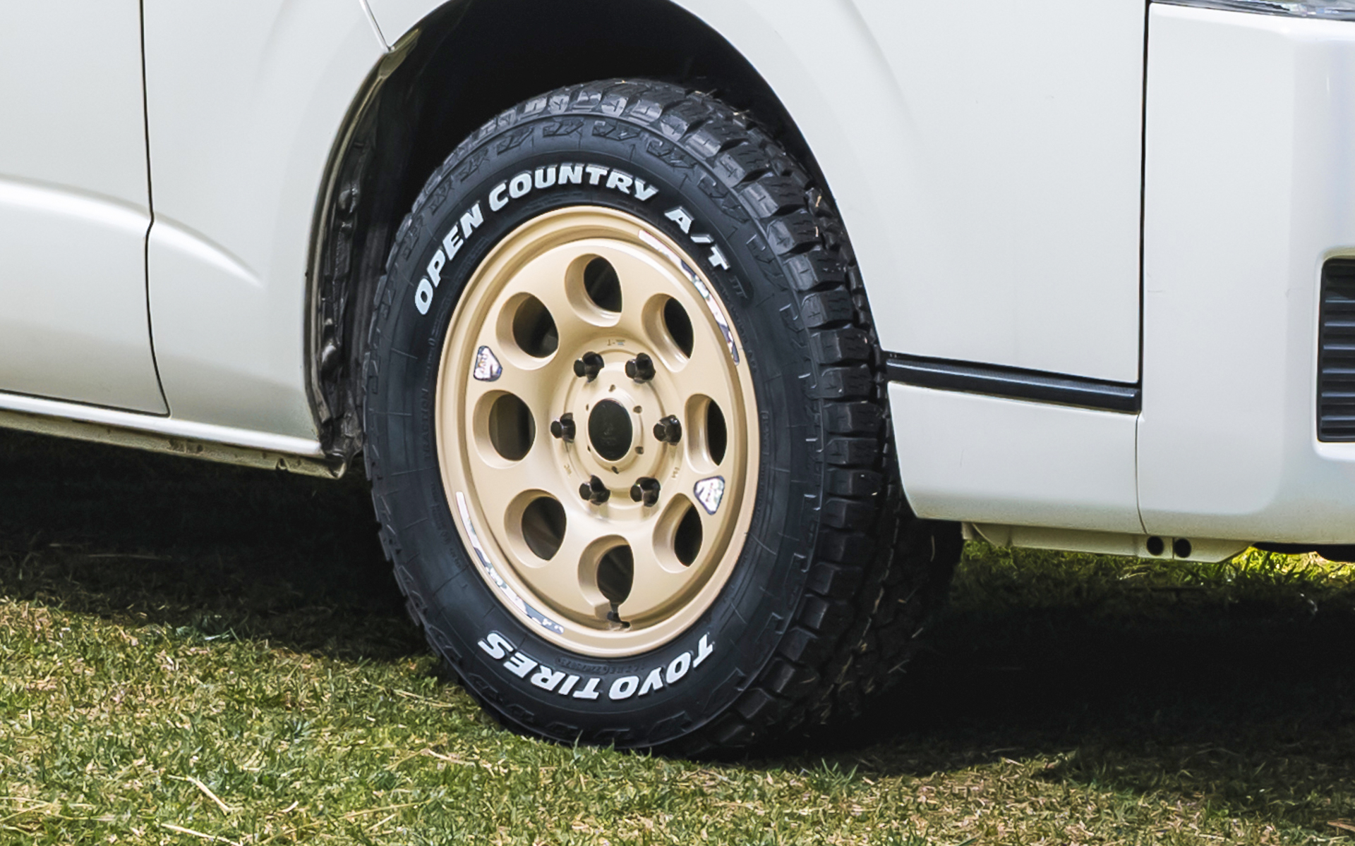 トヨタ「ハイエース」×ウシャリン（セミグロスサンドベージュ）6穴タイプ