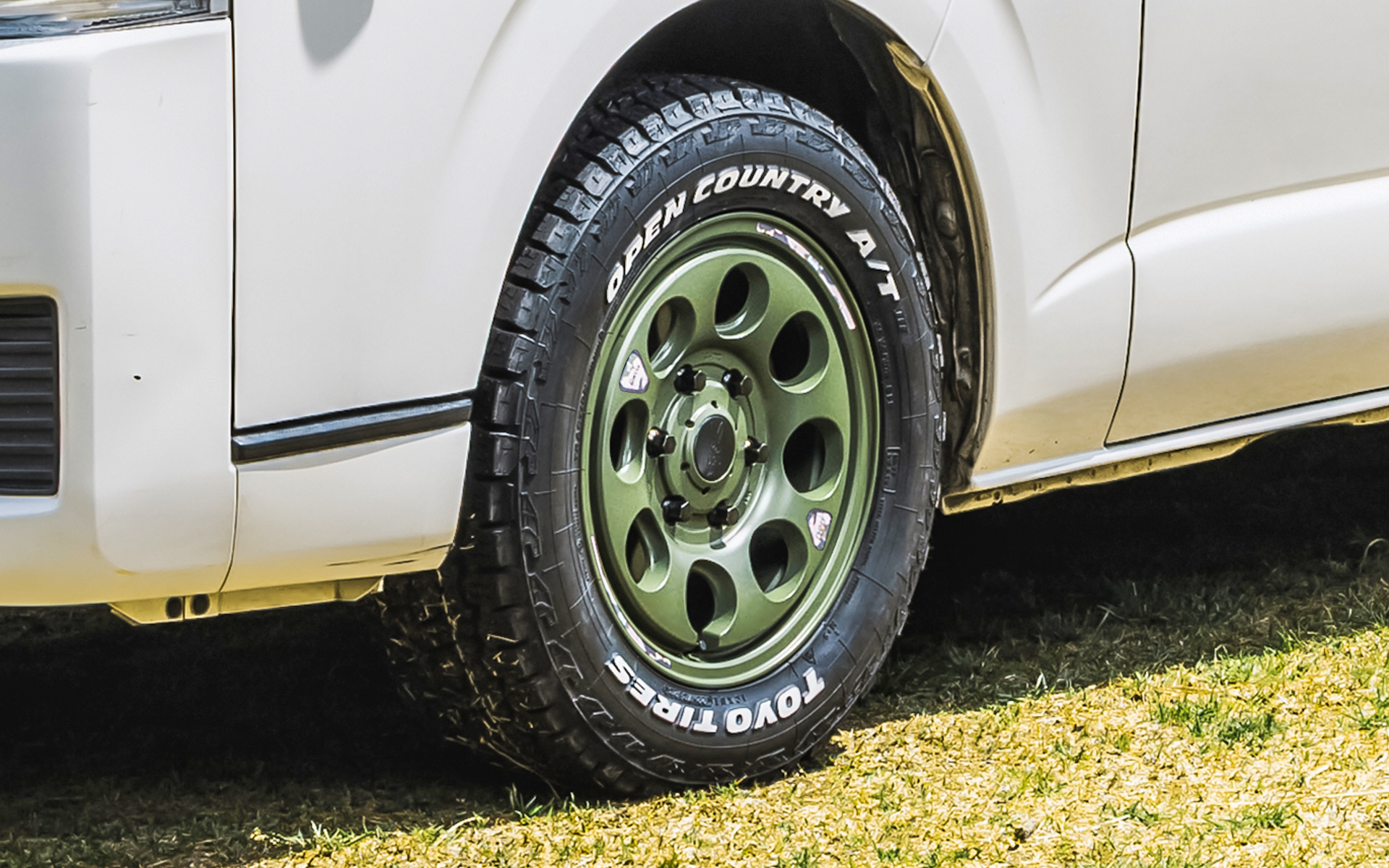 トヨタ「ハイエース」×ウシャリン（セミグロスODグリーン）6穴タイプ