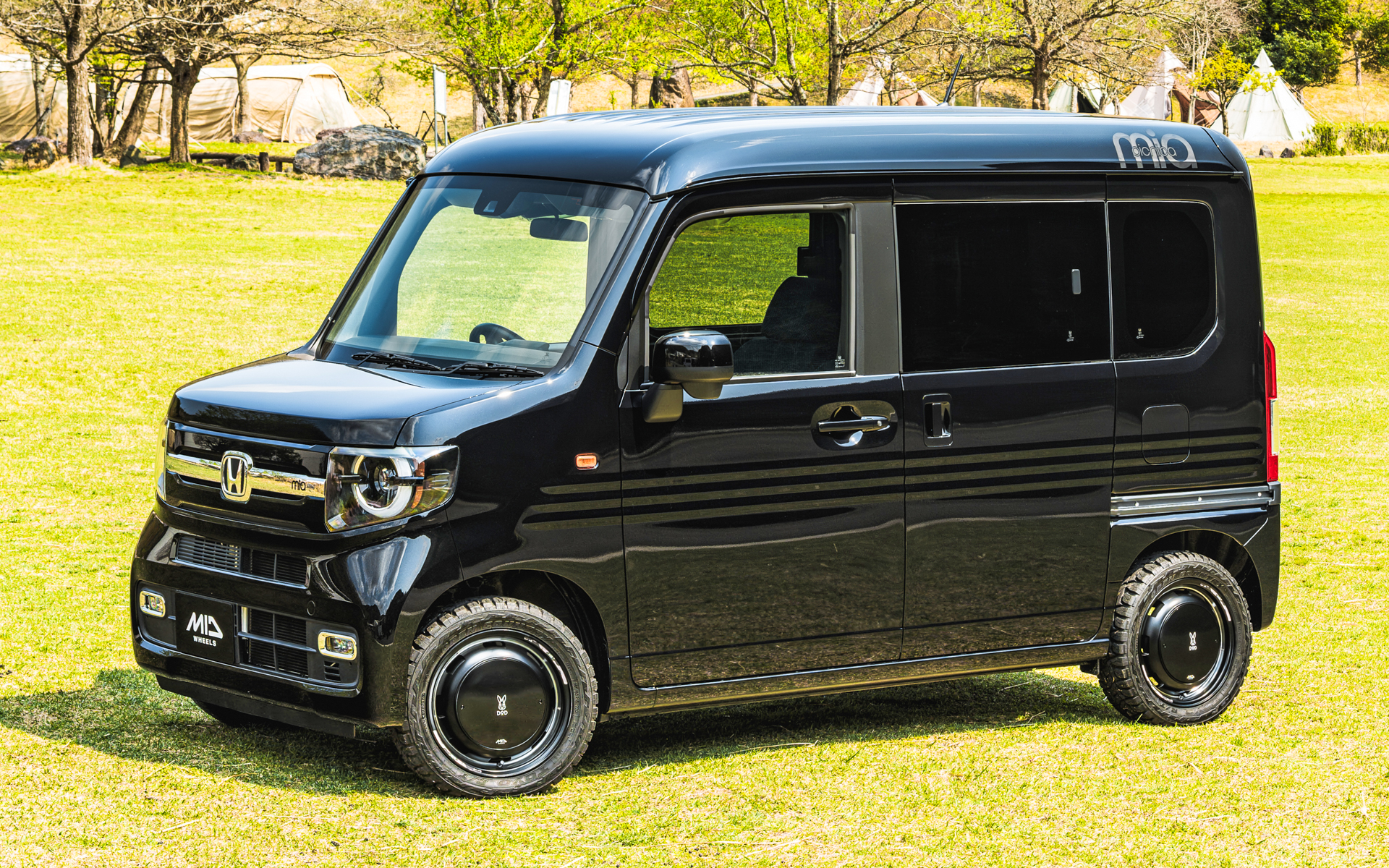 ホンダ「N-VAN」×ウシャリントバリ（セミグロスブラック/リムヴァーレイポリッシュ）センターパッケージ装着状態