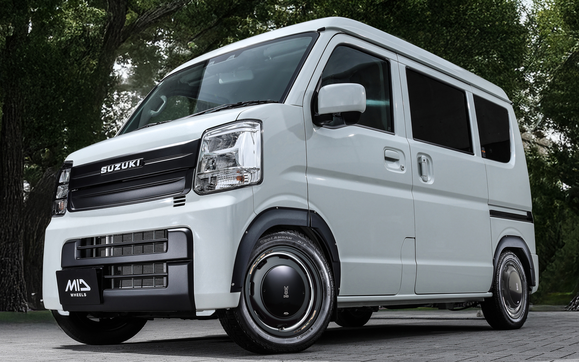 スズキ「エブリイ」×ウシャリントバリ（セミグロスブラック/リムヴァーレイポリッシュ）センターパッケージ装着状態