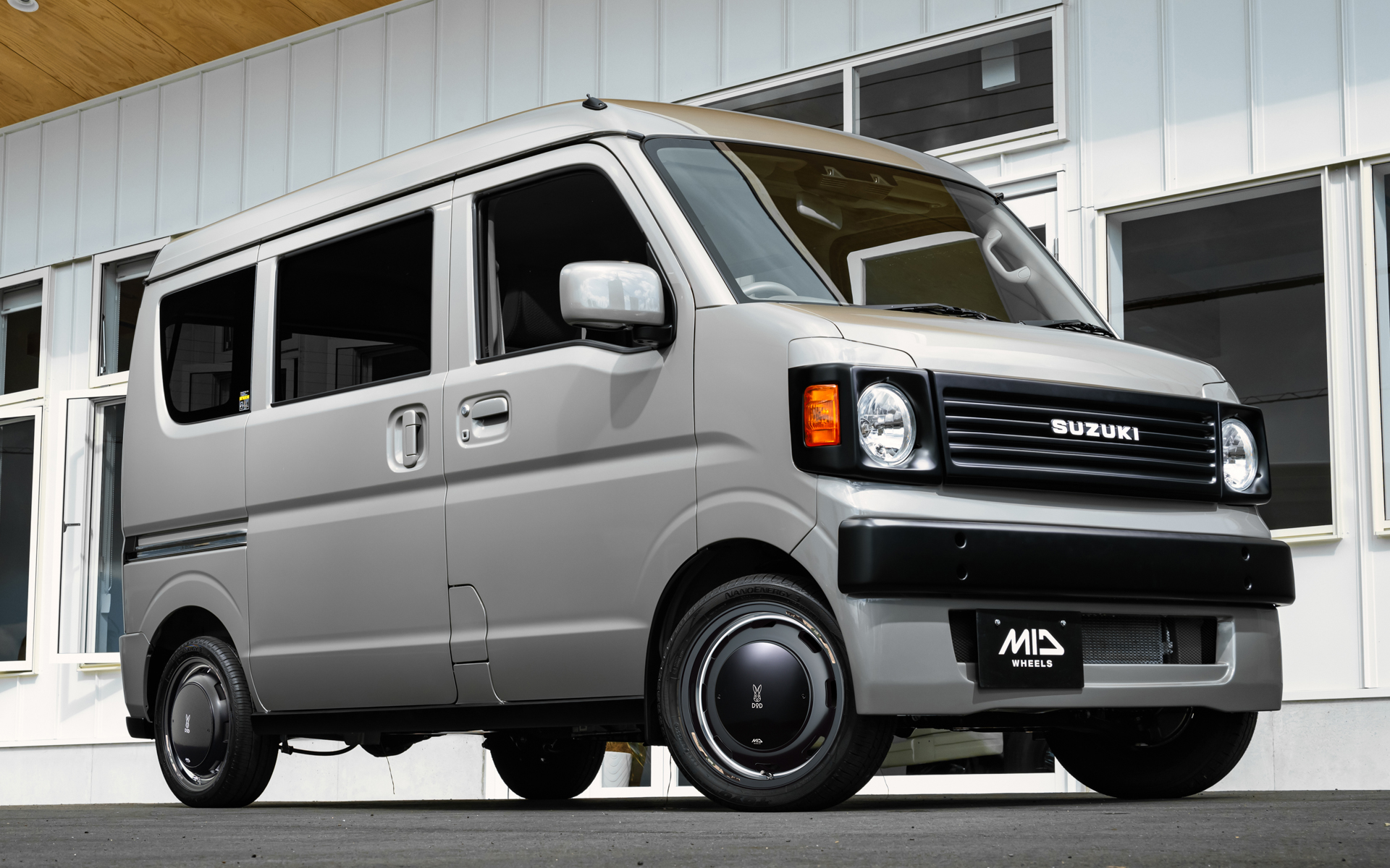 「エブリイ」×ウシャリントバリ（セミグロスブラック/リムヴァーレイポリッシュ）センターパッケージ装着状態