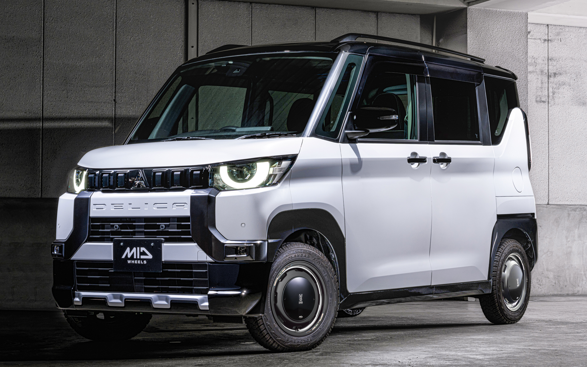 三菱自動車「デリカミニ」×ウシャリントバリ（セミグロスブラック/リムヴァーレイポリッシュ）センターパッケージ装着状態