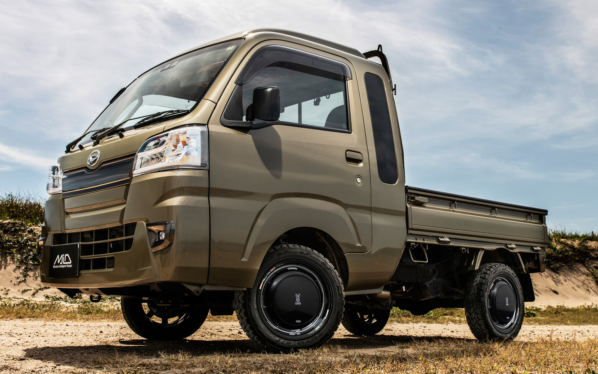 ダイハツ「ハイゼットトラック」×ウシャリントバリ（セミグロスブラック/リムヴァーレイポリッシュ）センターパッケージ装着状態