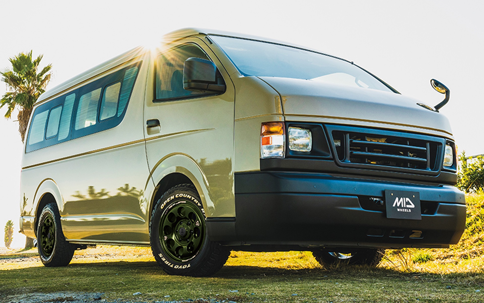 トヨタ「ハイエース」×ウシャリン（セミグロスブラック/リムヴァーレイポリッシュ）6穴タイプ