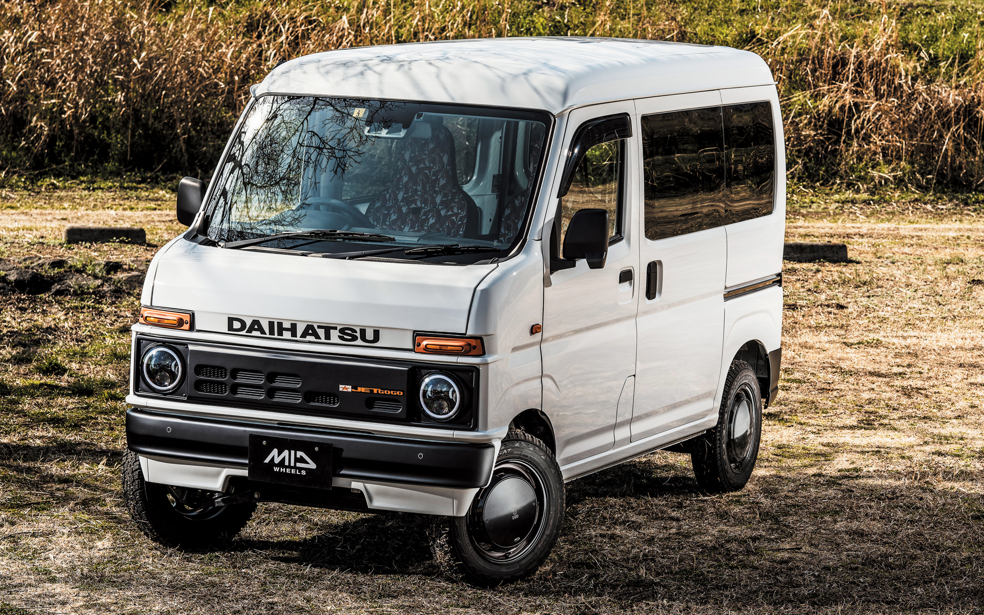 ダイハツ「ハイゼット」×ウシャリントバリ（セミグロスブラック/リムヴァーレイポリッシュ）センターパッケージ装着状態