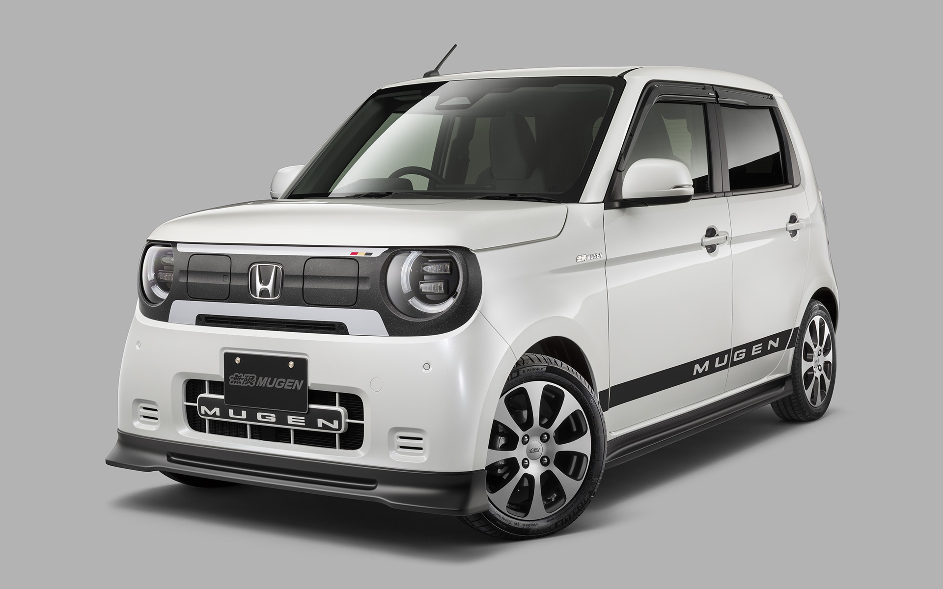 無限が発表したパーツを装着する「N-ONE e:」