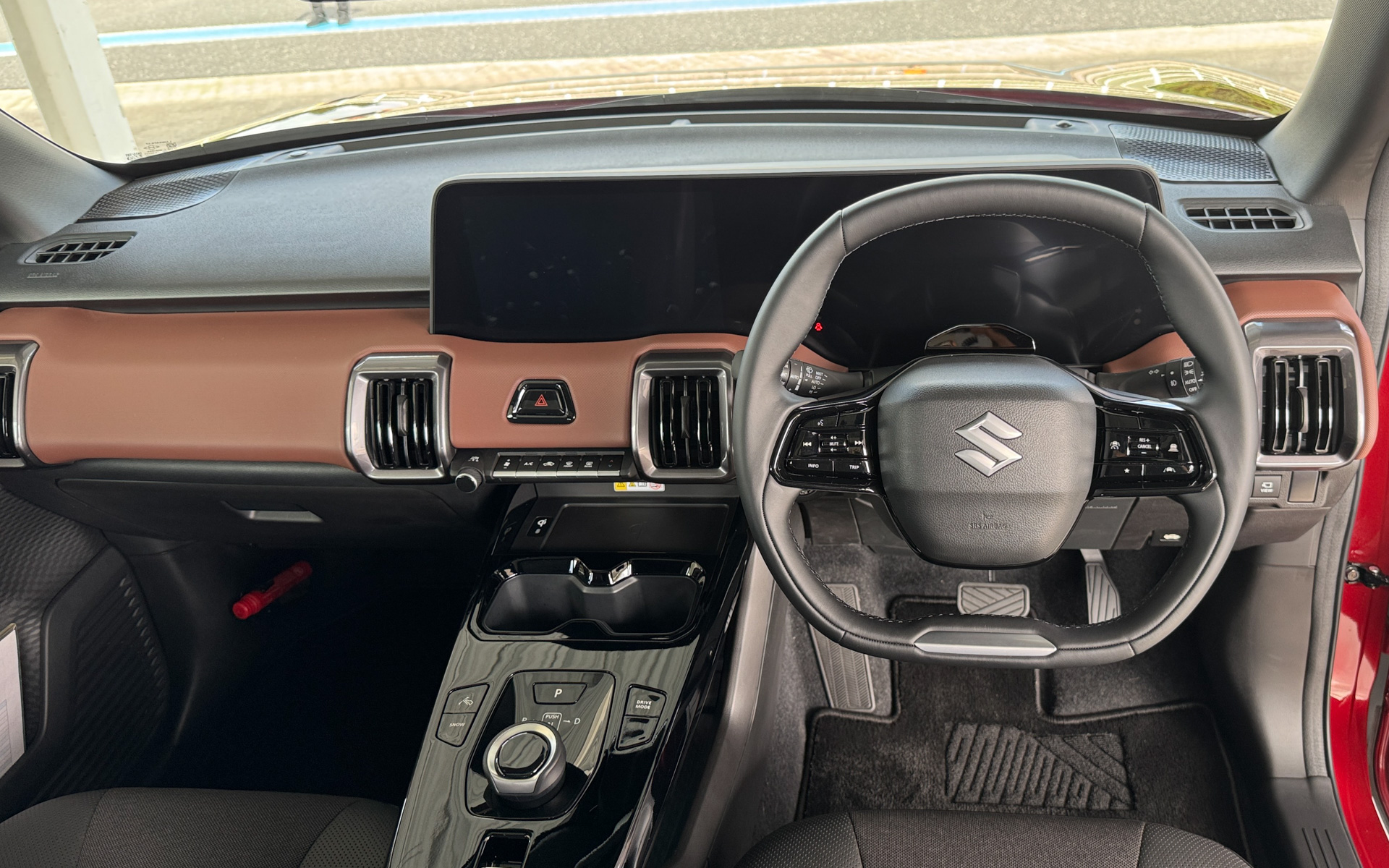 ブラウンの色使いがおしゃれで、ダイヤル式シフトと大きなディスプレイが未来感のあるインテリア