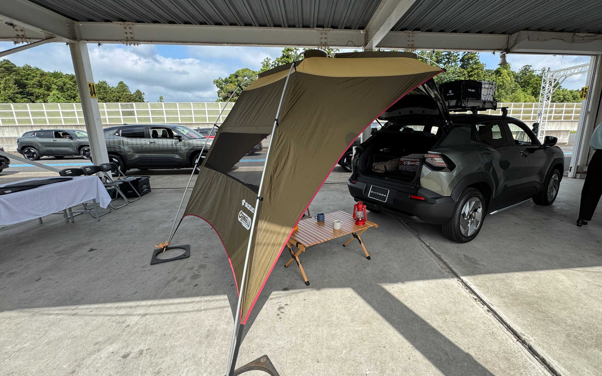 純正アクセサリーではカータープやベースキャリア、リアゲートネットなどタフに使えるアイテムを設定。すごく似合ってますね