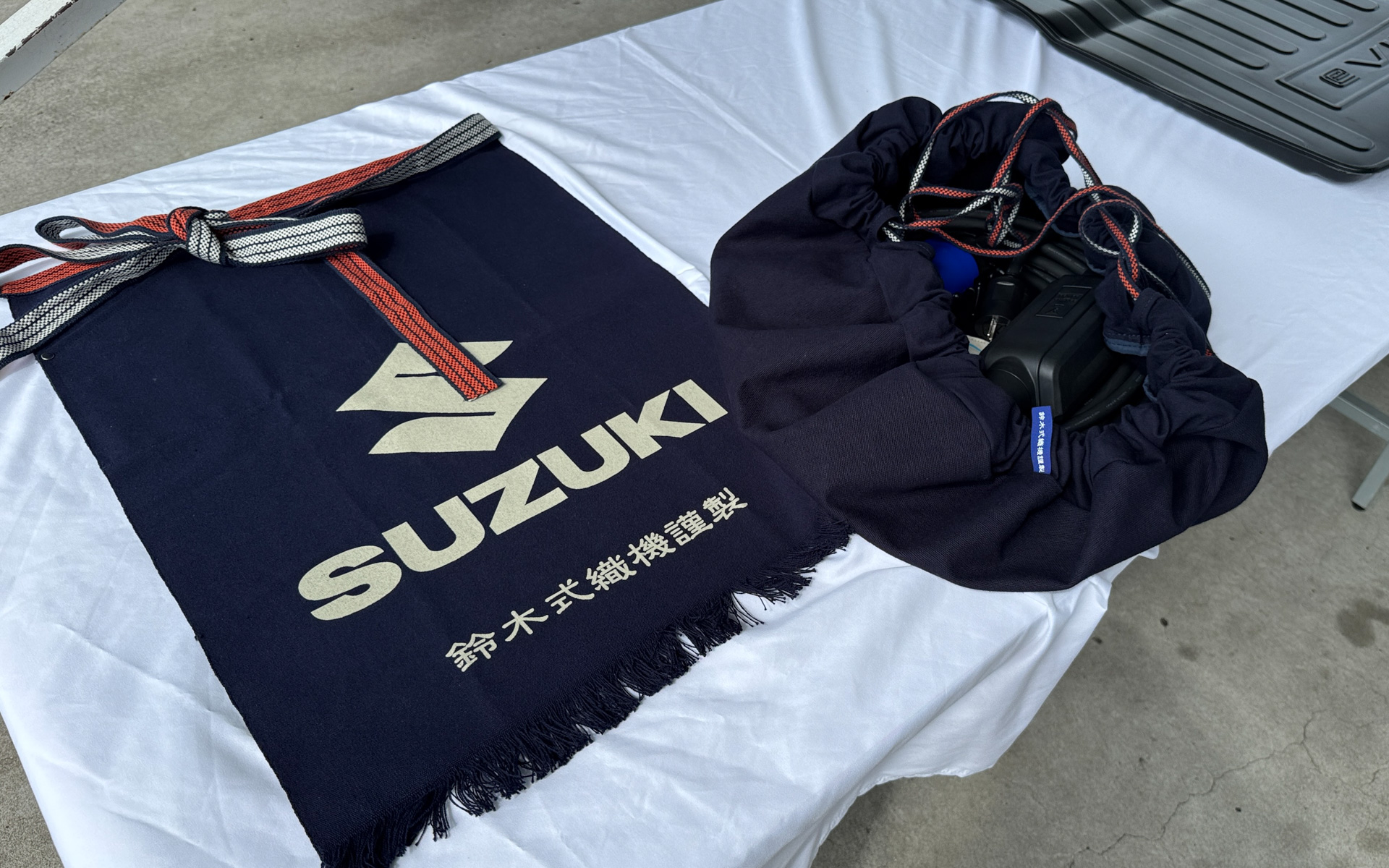 オーナーじゃなくても欲しい人が殺到しそうな、めちゃ渋くてカッコいいEV充電ケーブル収納袋。鈴木式織機で織られたものだそうです