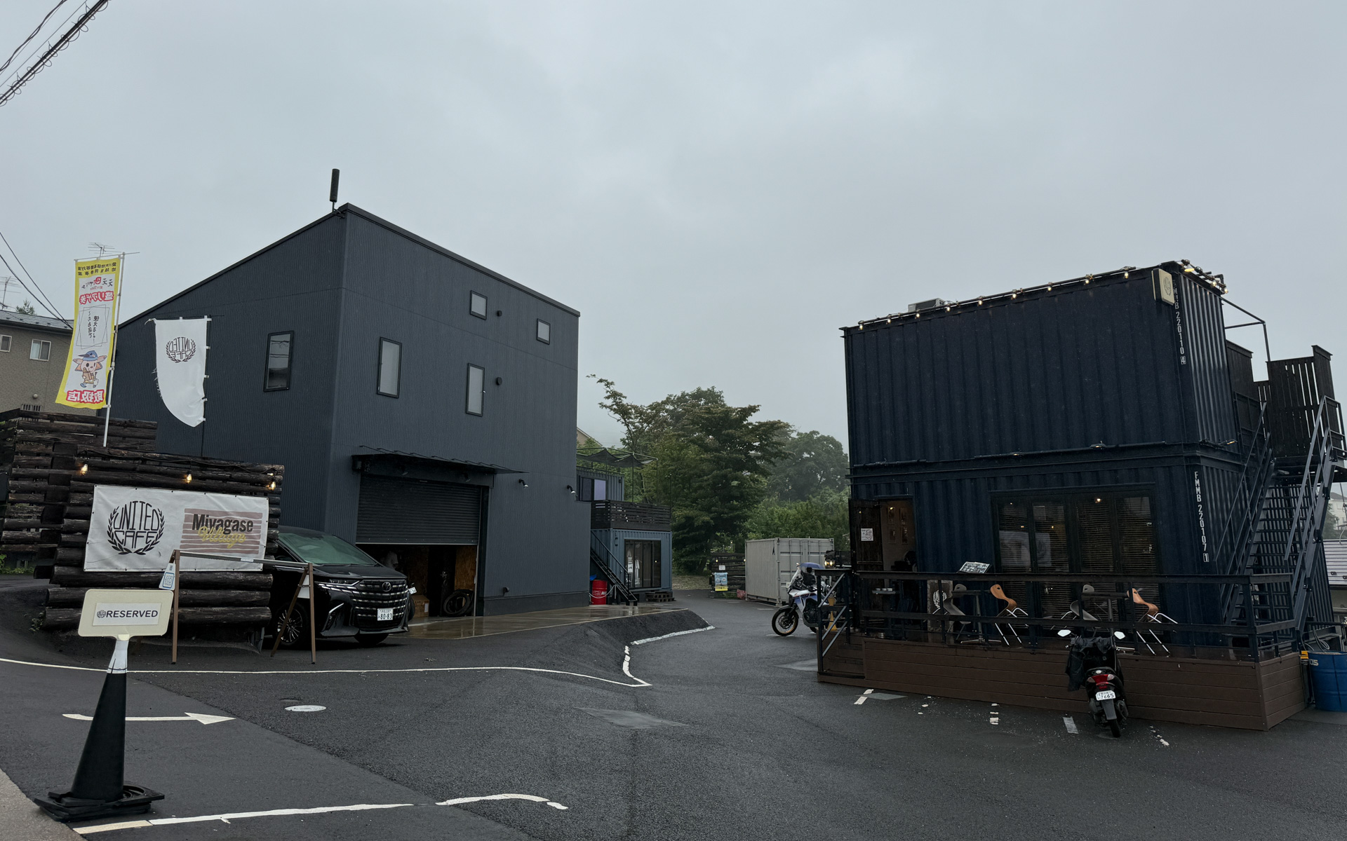 目的地は「宮ヶ瀬ヴィレッジ」（神奈川県愛川町半原2574）。カフェ、展示コンテナ、BBQガーデン、イベントスペース、ゲストハウス、テントサイトなどのサービスを展開する