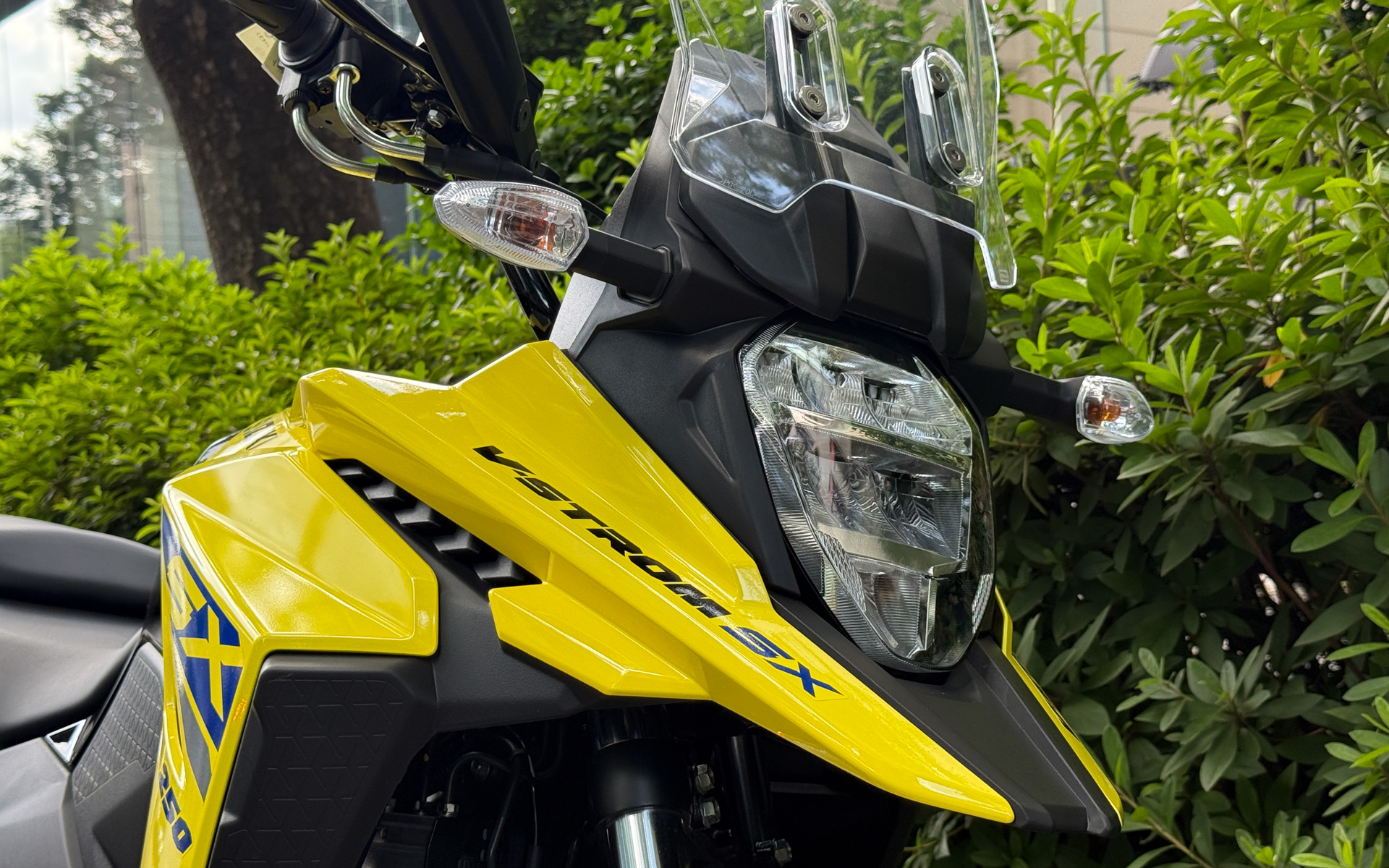 Vストローム250SXには防風性を考慮したウインドスクリーンが採用されている