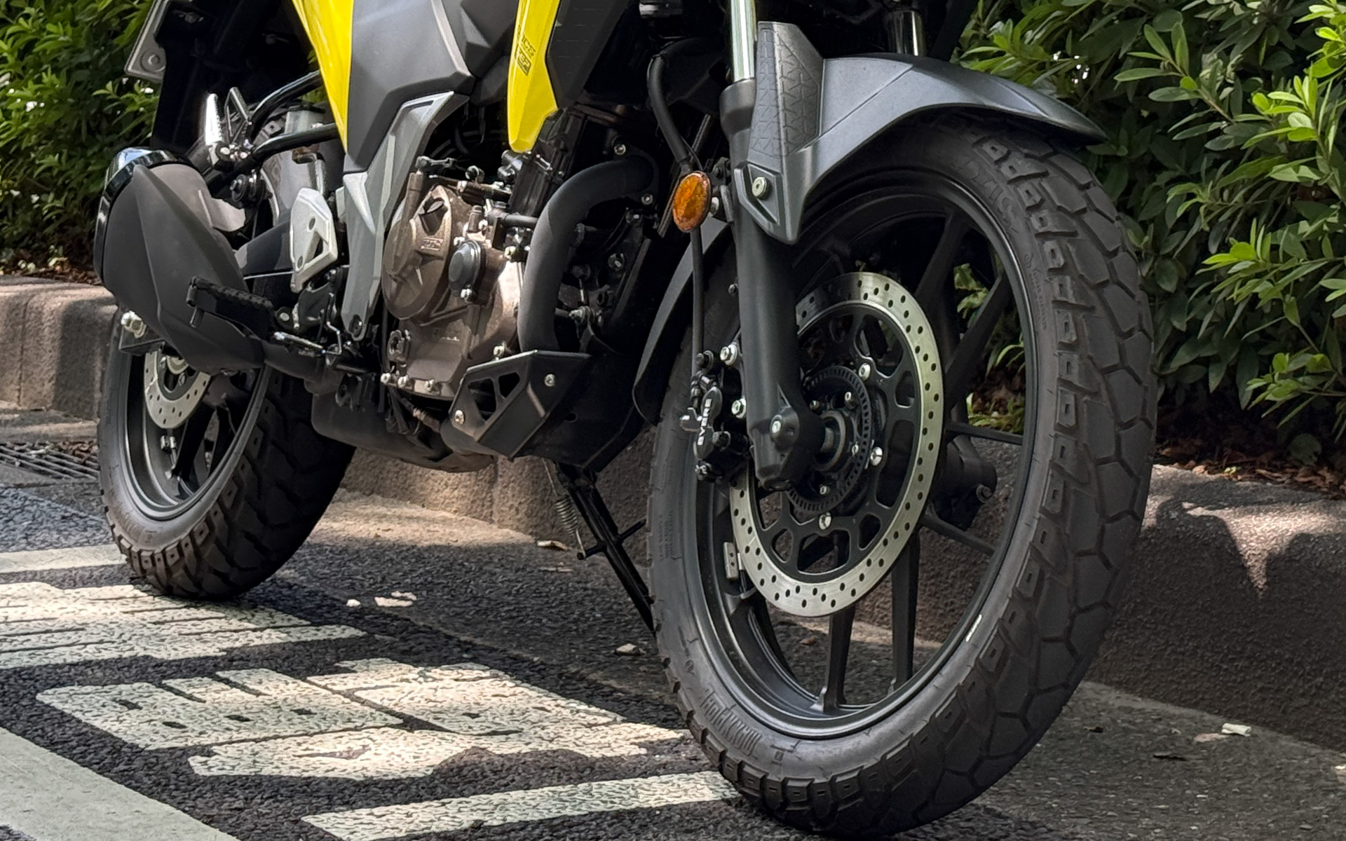 Vストローム250SXのタイヤサイズを確認すると、前輪が100/90-19M/C 57S、後輪が140/70-17M/C 66S