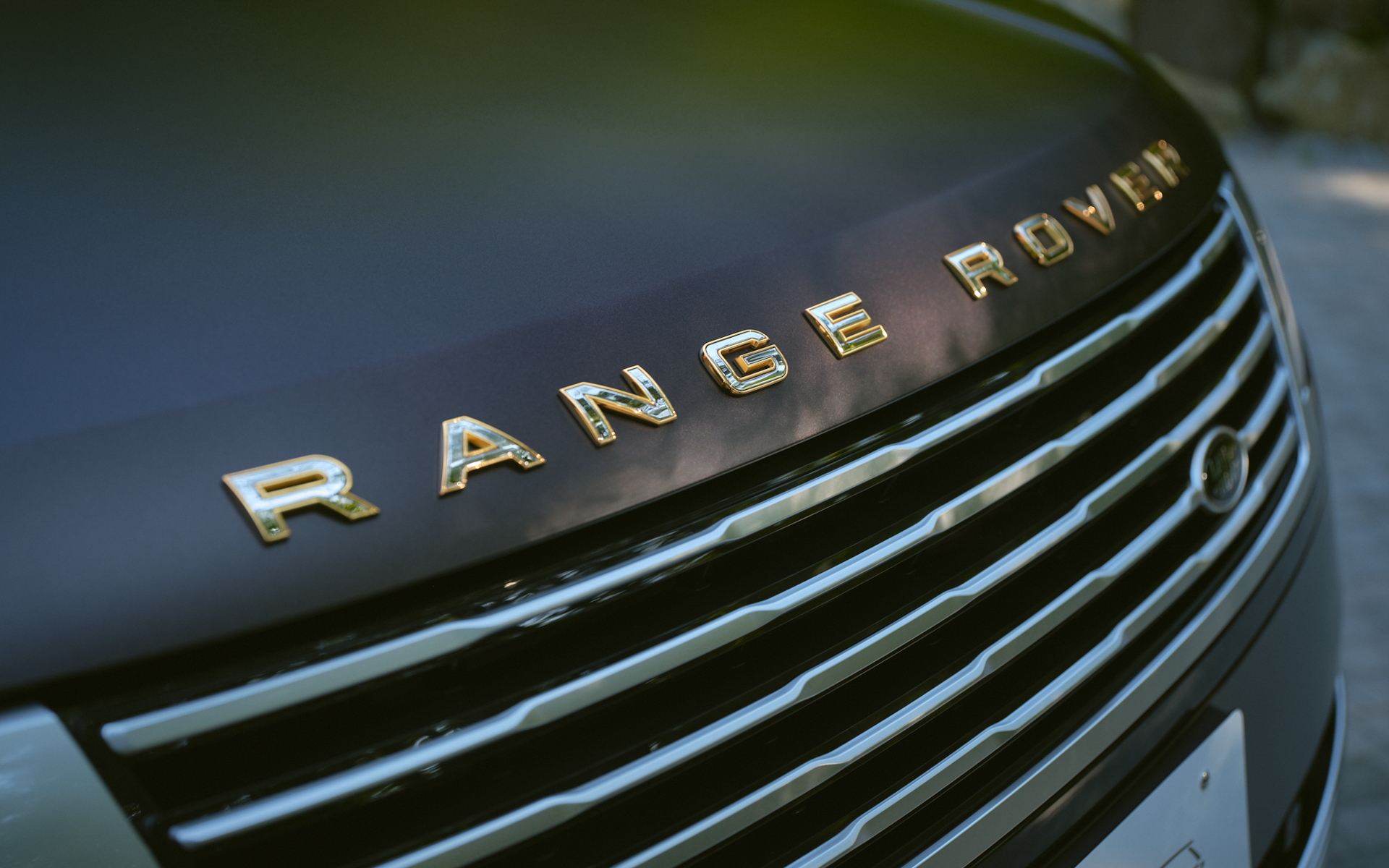 24金が施された手仕上げのスクリプトバッヂ