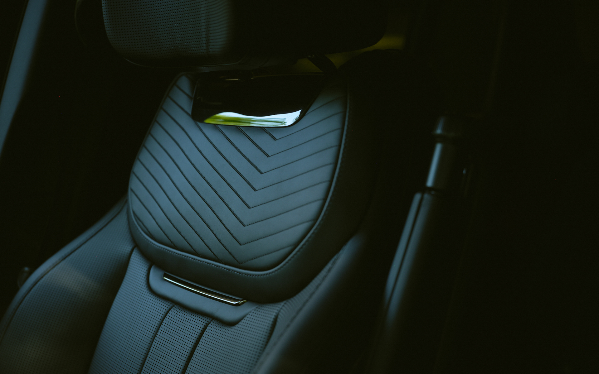 インテリアはダークなトーンで構成