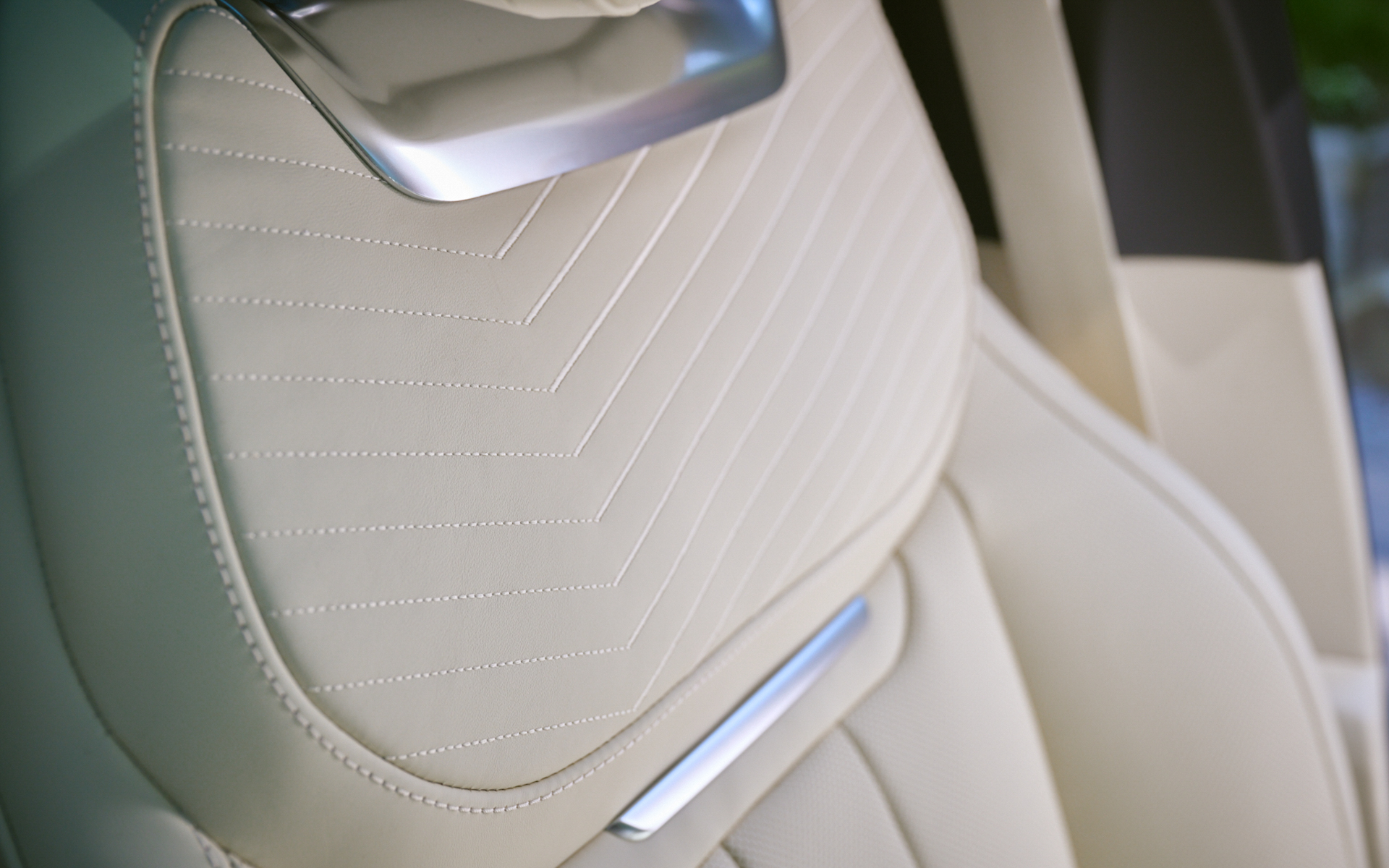 インテリアは鮮やかなペルリーノレザーを採用