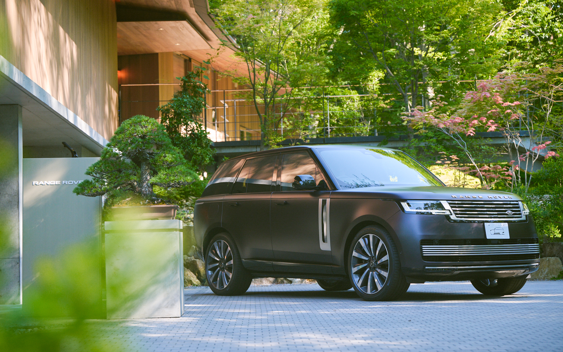 3色の日本限定特別仕様車「RANGE ROVER SV BESPOKE URBAN TWILIGHT COLLECTION」が公開された