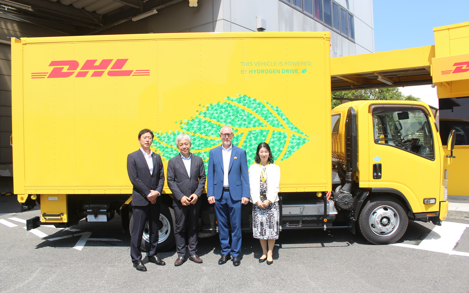 水素トラック導入の記念セレモニーでの記念撮影。左から株式会社三井住友銀行 法人戦略部 部長 高橋伸明氏、CJPT株式会社、プロジェクトリーダー/トヨタ自動車株式会社、CJP企画部 部長 伊藤通規氏、DHLサプライチェーン株式会社、代表取締役社長 ジェローム・ジレ氏、DHLサプライチェーン株式会社、ESG＆サステナビリティヘッド 小久江祥子氏