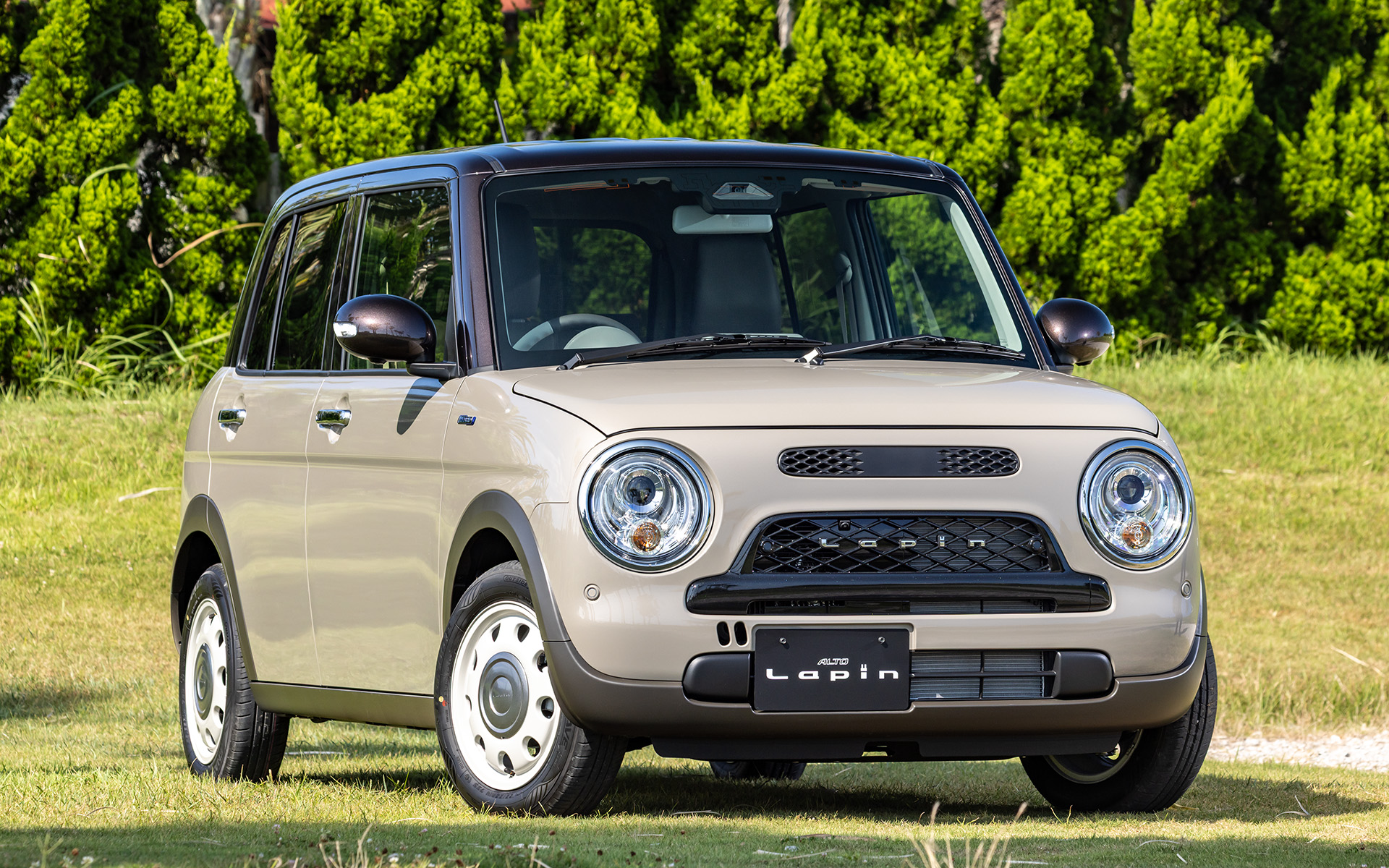 撮影車両はアルト ラパン LC HYBRID X。ボディカラーはルーセントベージュパールメタリック アーバンブラウン2トーンルーフ