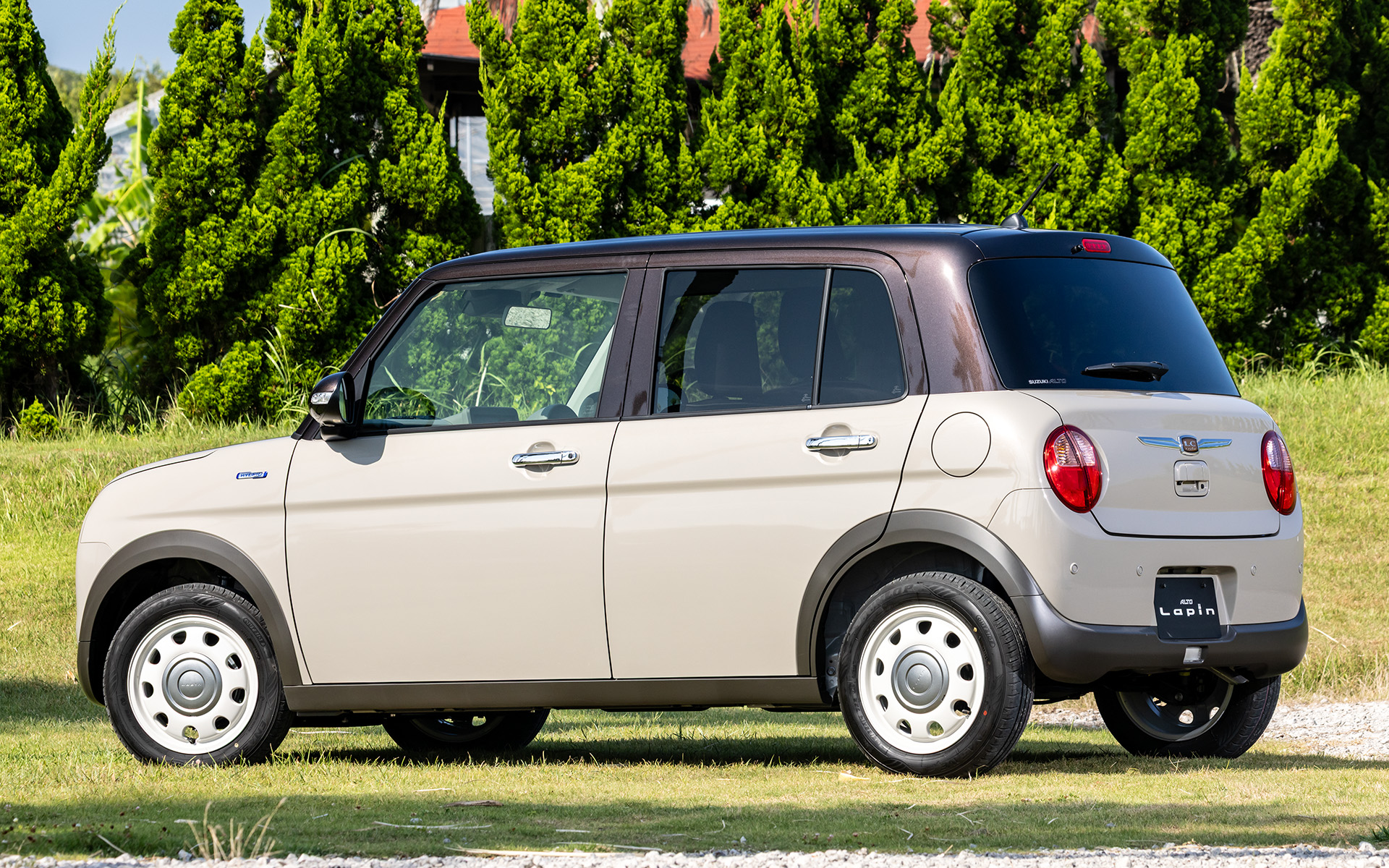 アルト ラパン LC HYBRID X。ボディカラーはルーセントベージュパールメタリック アーバンブラウン2トーンルーフ