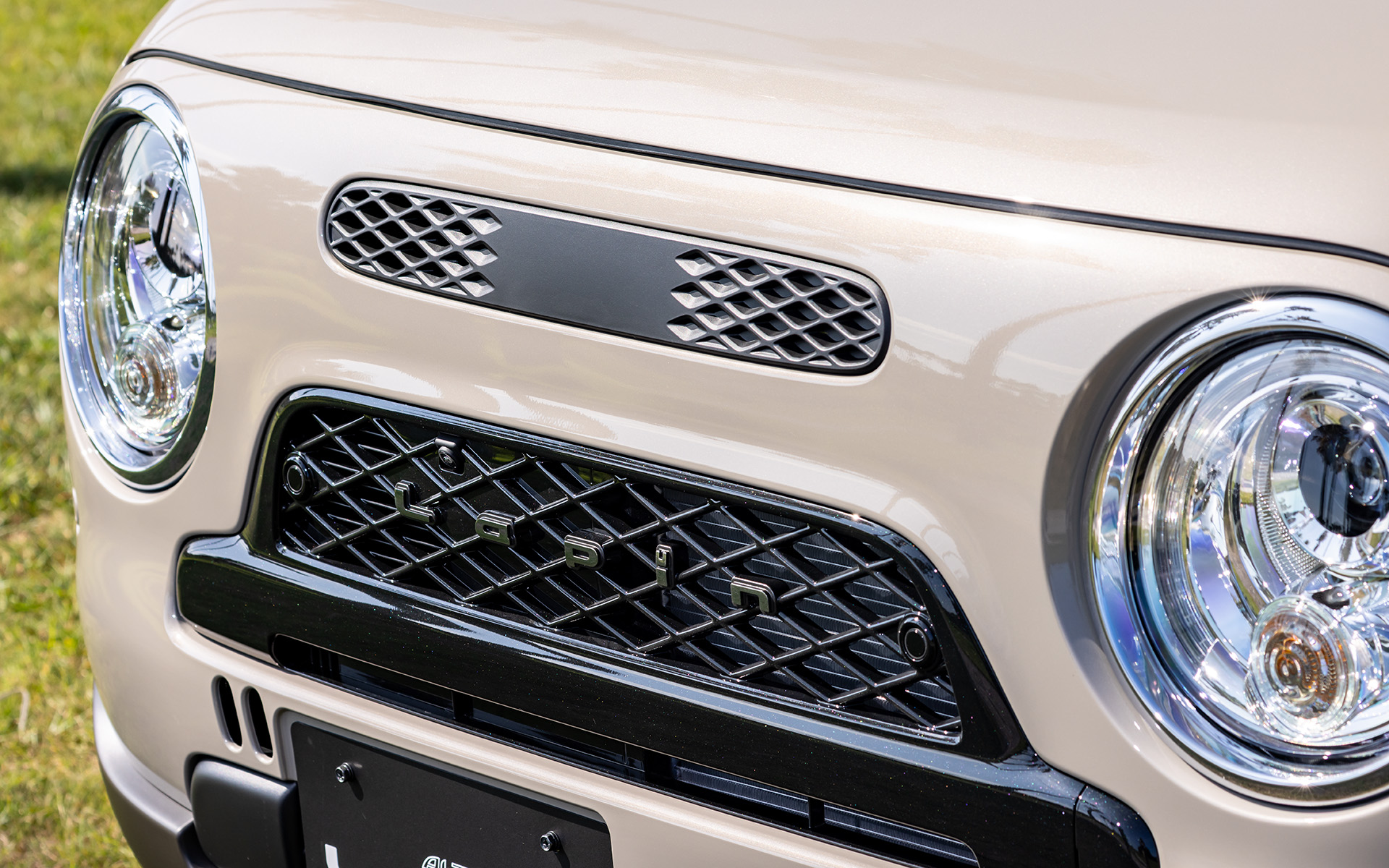 世界観はそのままに凸型のグリルを採用するなど印象が大きく変わった