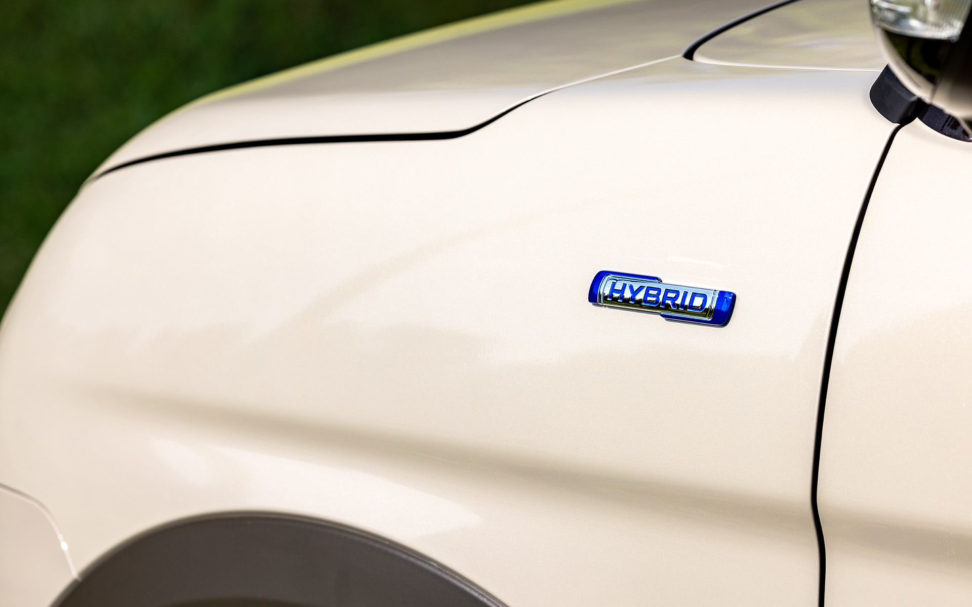 ハイブリッドを示すバッヂはフェンダー部のみに配置