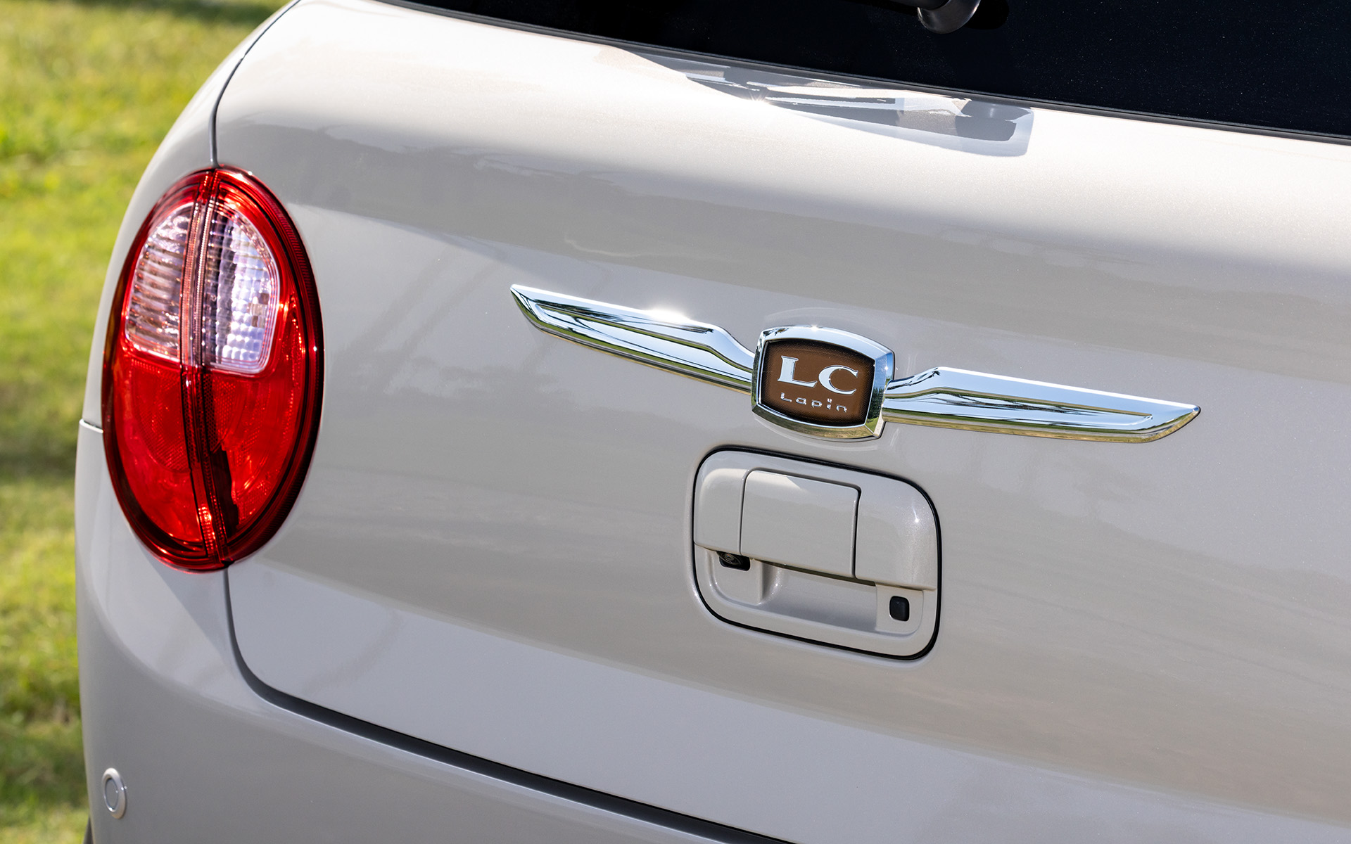 リアのオーナメントは変わらず