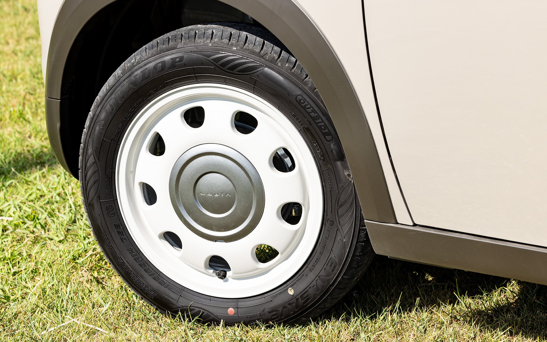 HYBRID Xはハーフホイールキャップ付きの14インチアルミホイールが標準。タイヤサイズは155/65R14。撮影車両はダンロップ「ENASAVE EC350＋」を装着