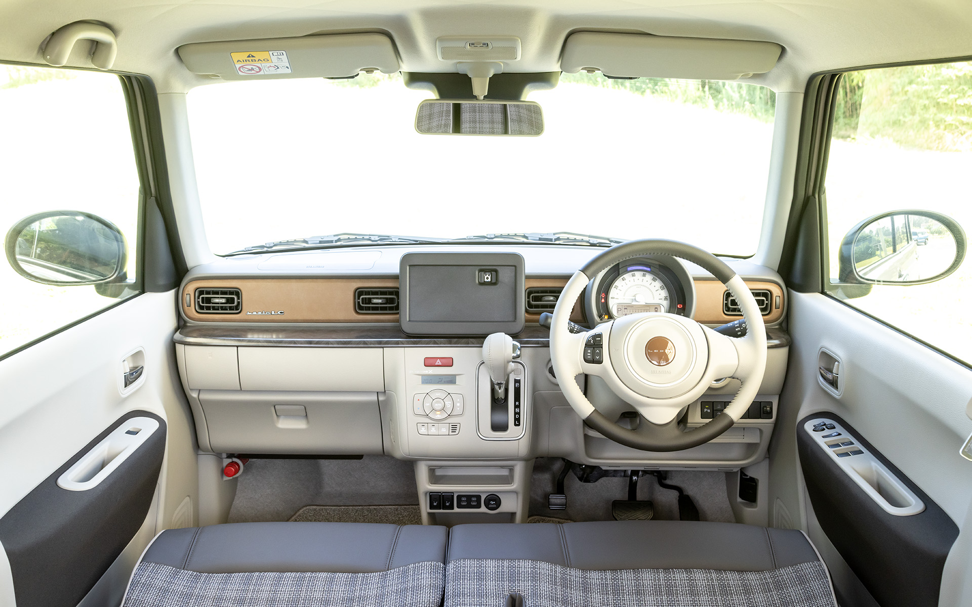 インテリアはベージュを基調としたカラーでHYBRID Xはシックインパネと名付けられたカラーパターンを採用。オーディオはレス仕様が標準。HYBRID Xは6スピーカー、HYBRID Lは2スピーカー仕様となる