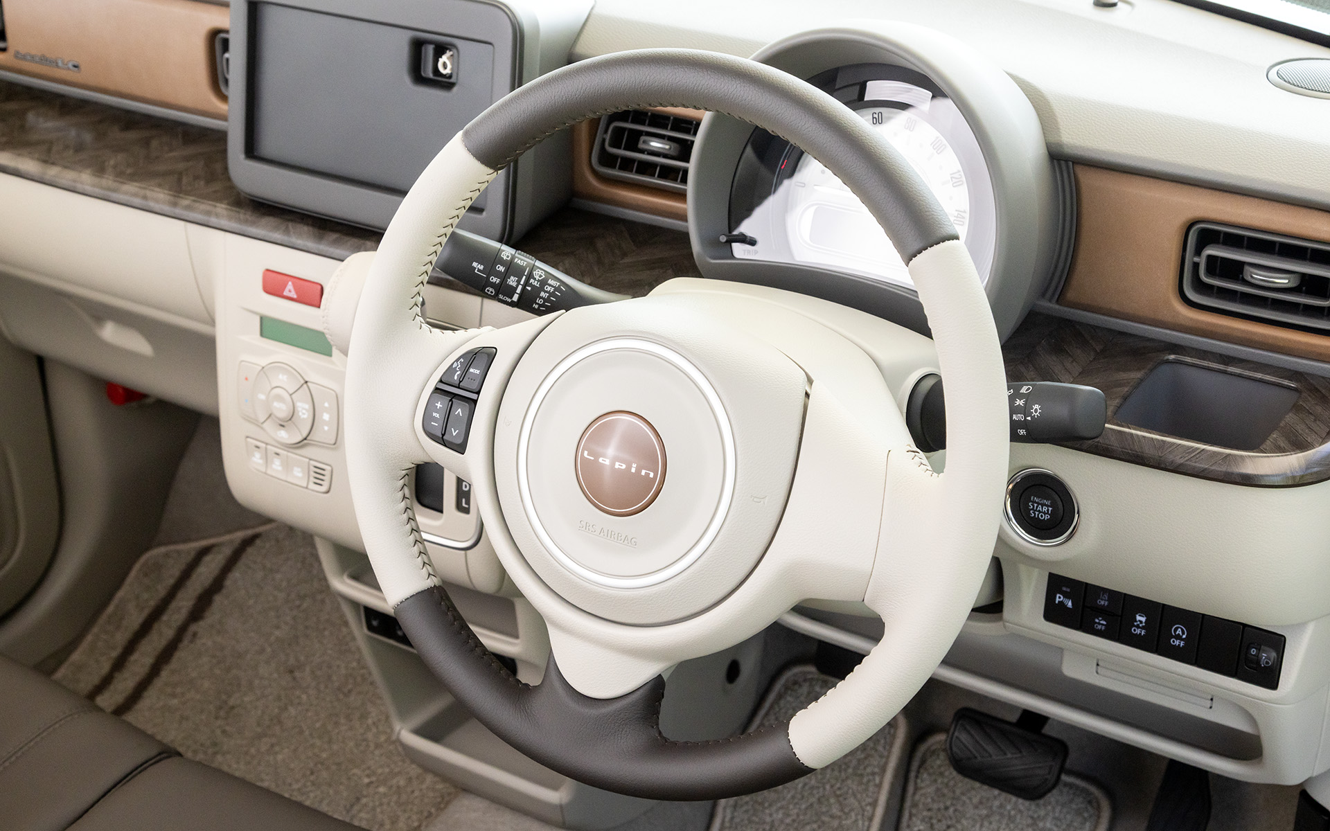 グレードにかかわらずアッシュブラウン×アイボリーの本革巻ステアリングが標準。センターのエンブレム色は従来のワインレッドからキャメルに変更