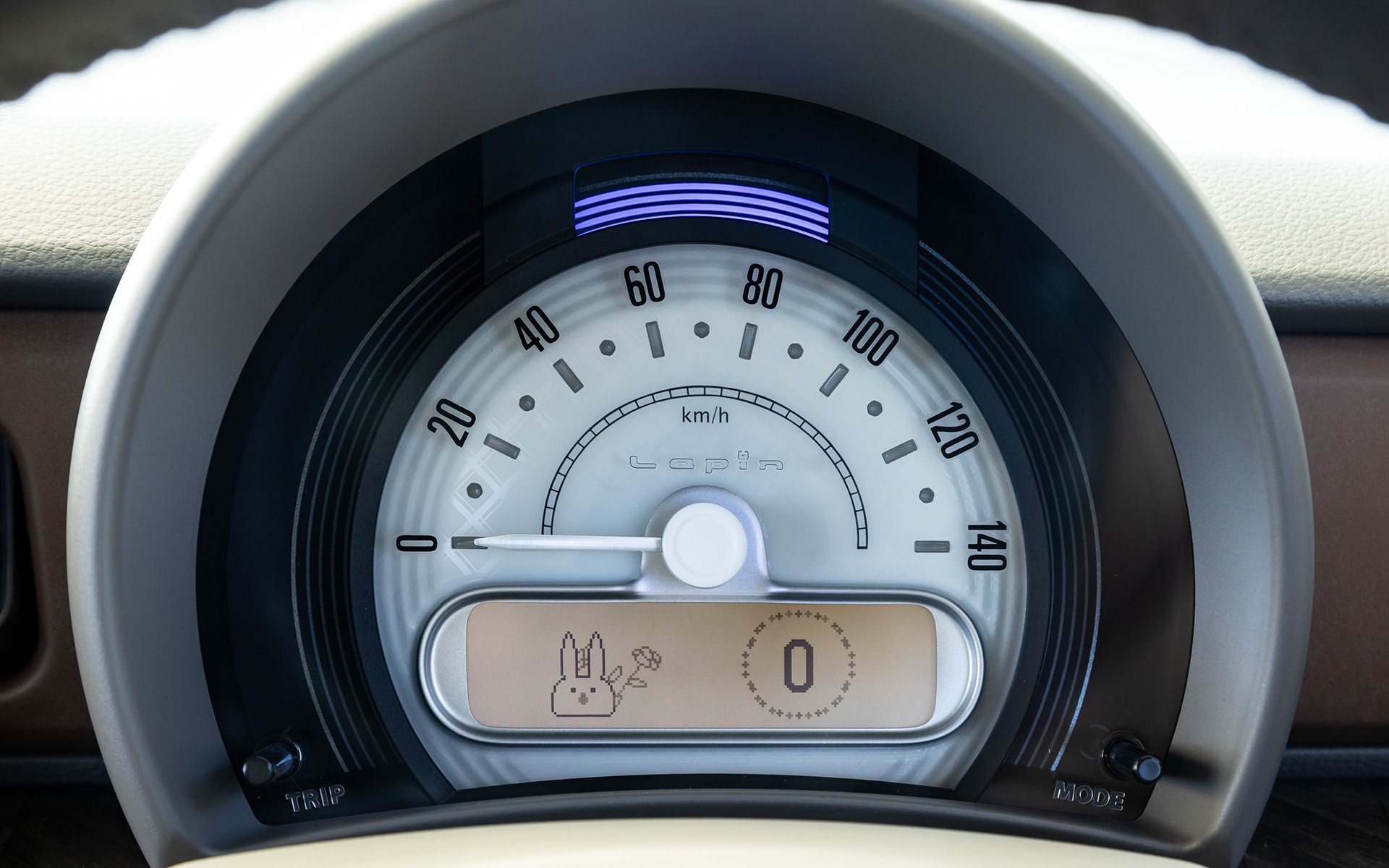 メーターは上部にステータスインフォメーションランプ、下部にインフォメーションディスプレイを配置した1眼タイプ。インフォメーションディスプレイはサイズアップされている