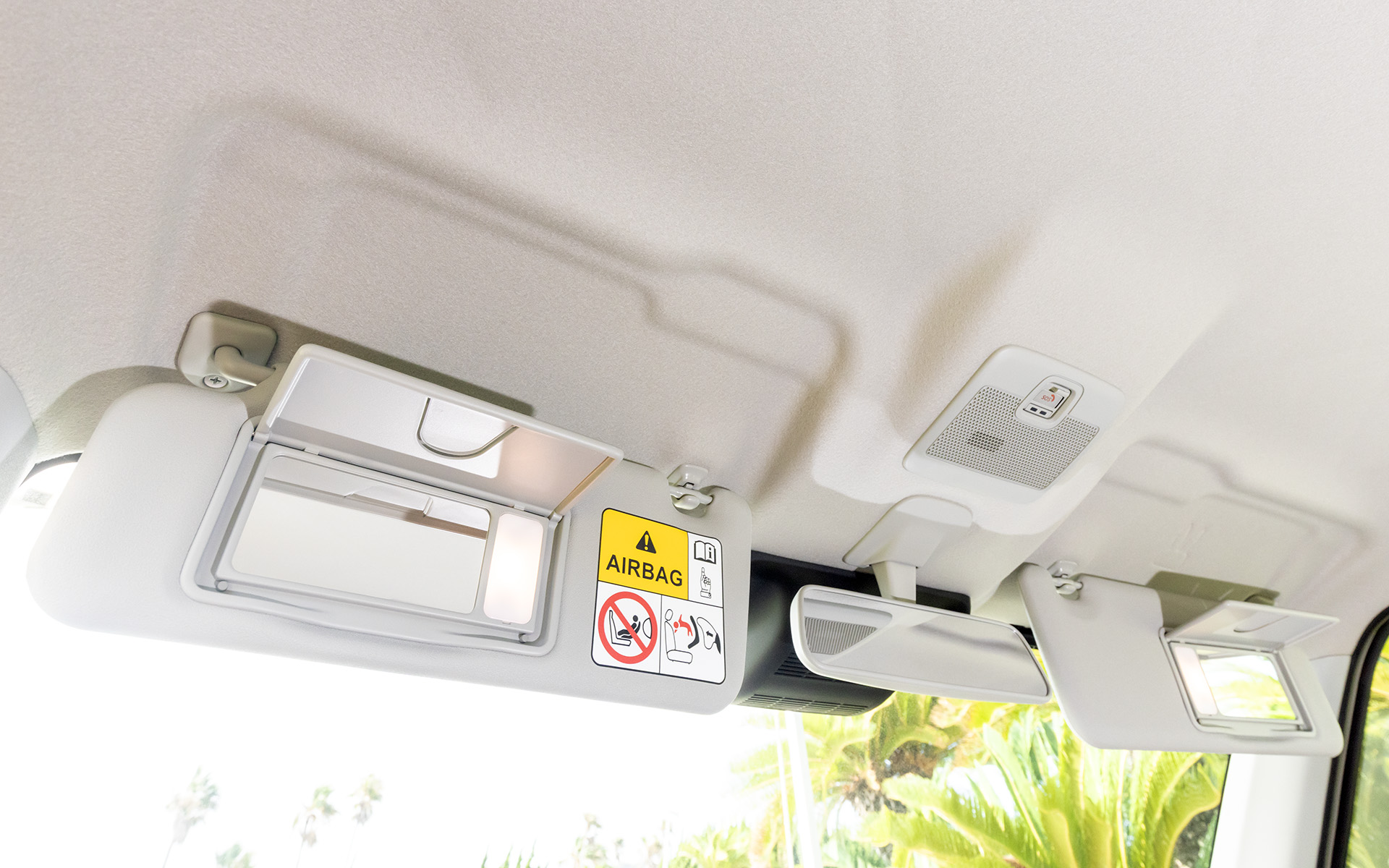 サンバイザー裏には運転席、助手席とも照明付きバニティミラーを装備