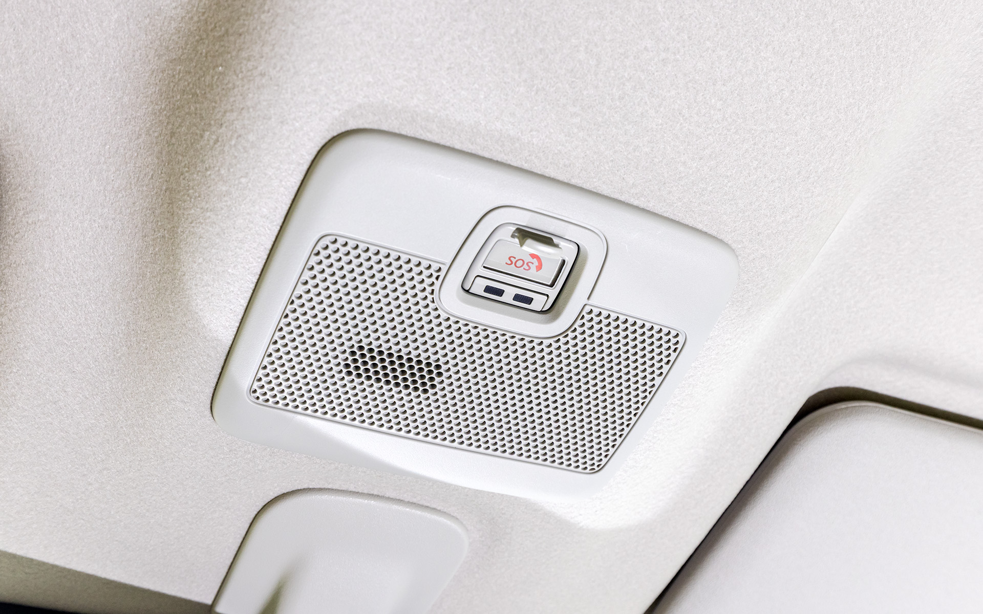 緊急通報などが行なえるスズキコネクトに対応。対応通信機は全方位モニターカメラなどとのセットオプションになる