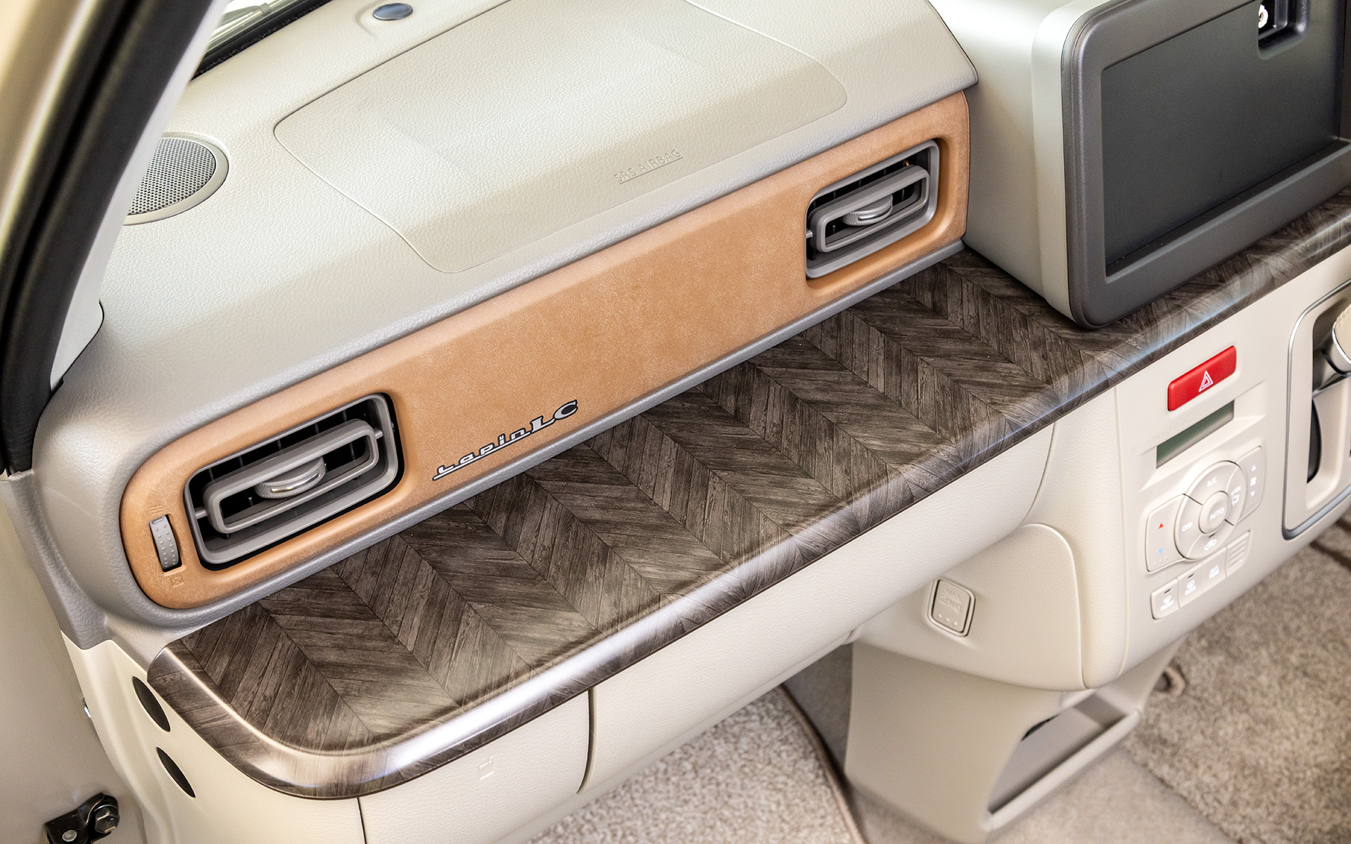 HYBRID Xはインパネガーニッシュがレザー調キャメル、その下部にあるインパネオーナメントはブラックヘリンボーン柄になる