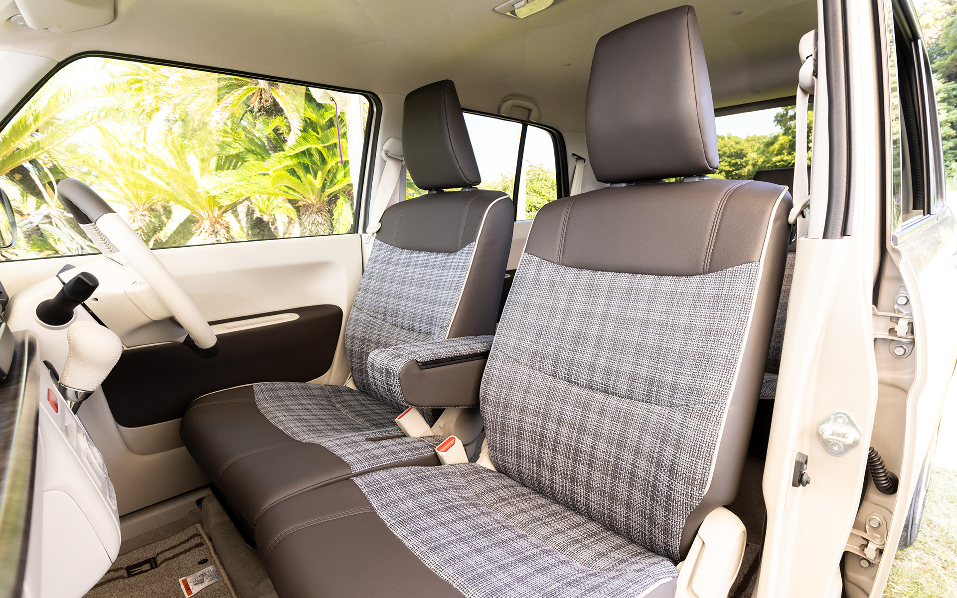 ベンチタイプのフロントシートの中央にはアームレストを装備。シート表皮はレザー調＆ファブリックのコンビネーションでカラーはアッシュブラウン