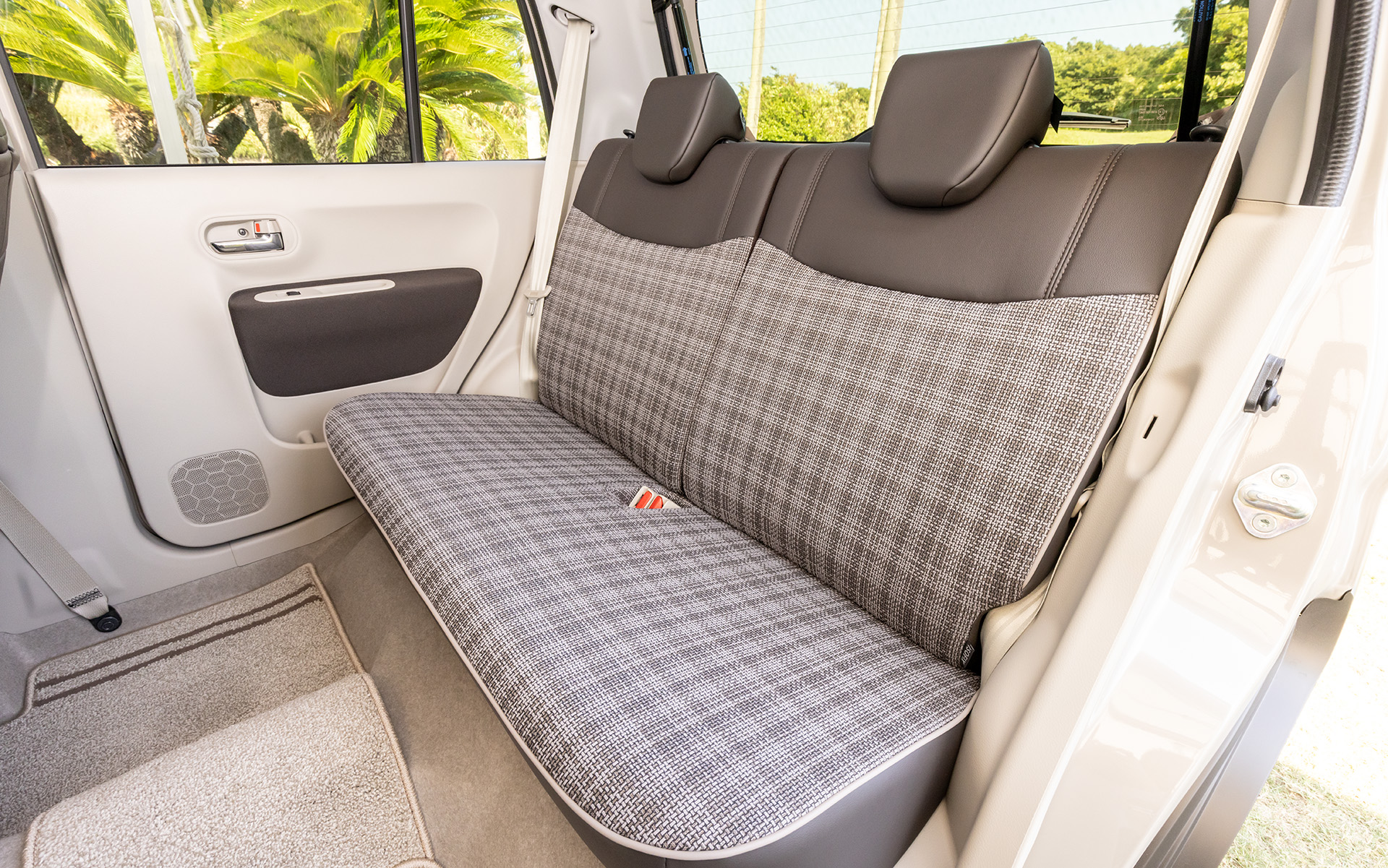 リアシートもフロント同様のカラー