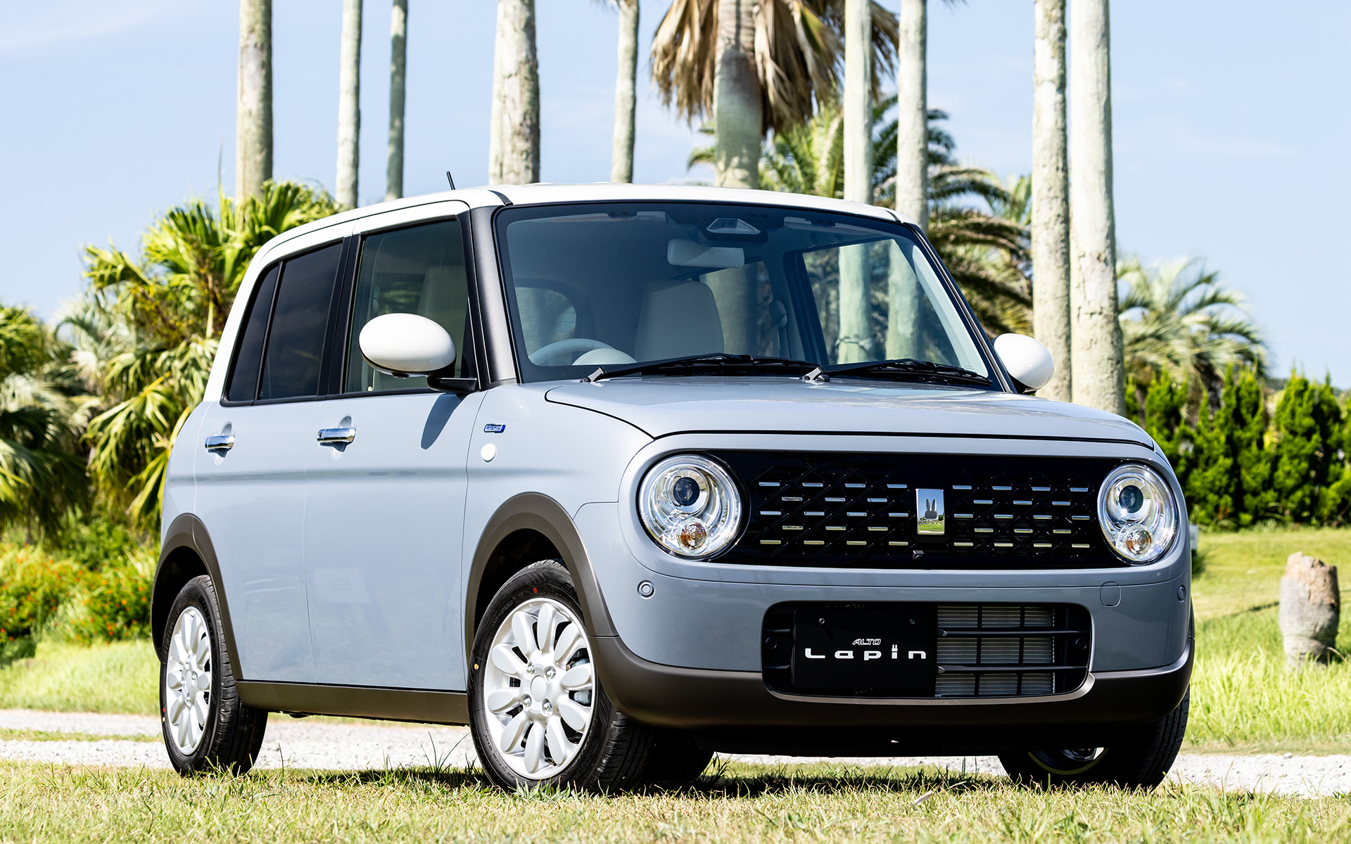 撮影車両はアルト ラパン HYBRID X。ボディカラーはフォギーブルーパールメタリック ソフトベージュ2トーンルーフ