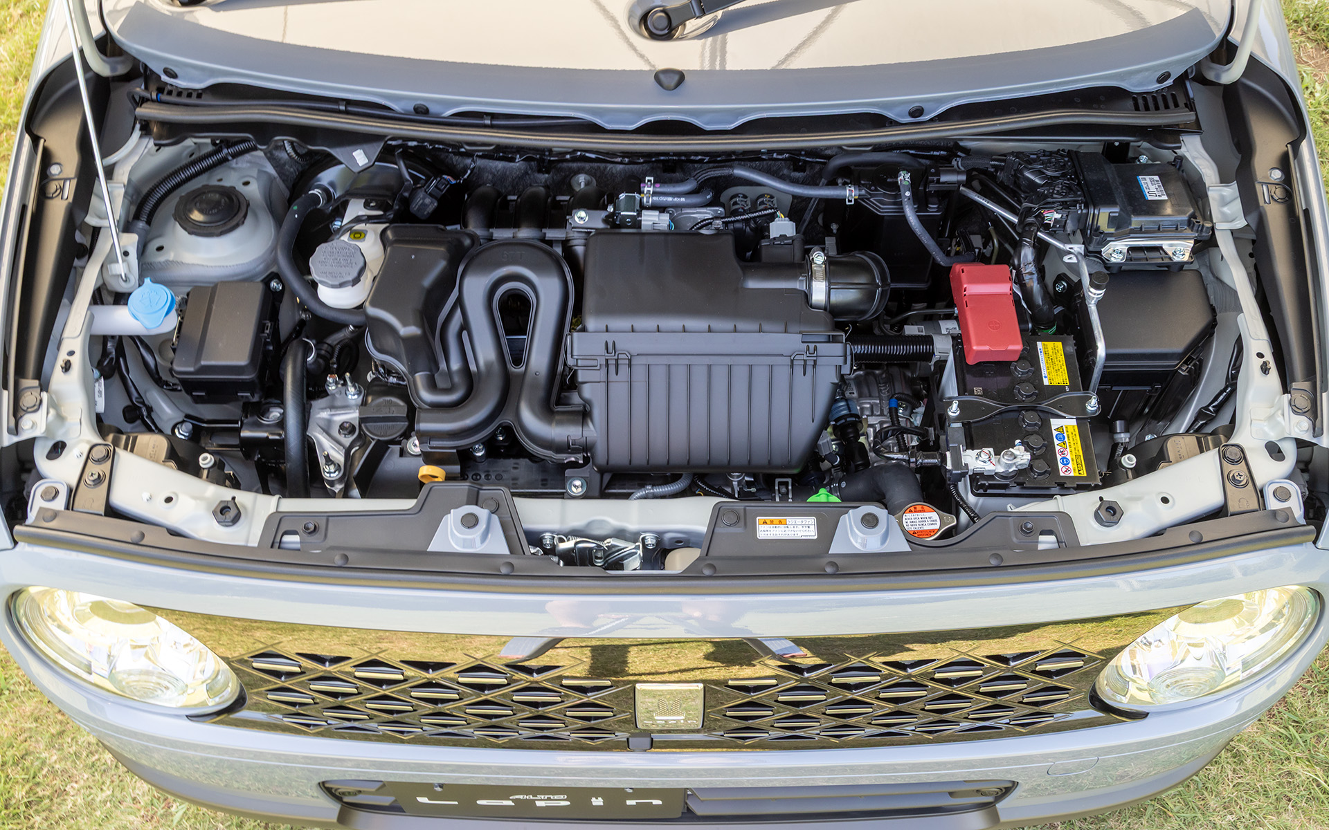 エンジンはR06D型へ変更。スペックは最高出力36kW（49PS）/6500rpm、最大トルク58Nm（5.9kgfm）/5000rpm。組み合わされるモーターは1.9kW（2.6PS）/1500rpm、最大トルク40Nm（4.1kgfm）/100rpm