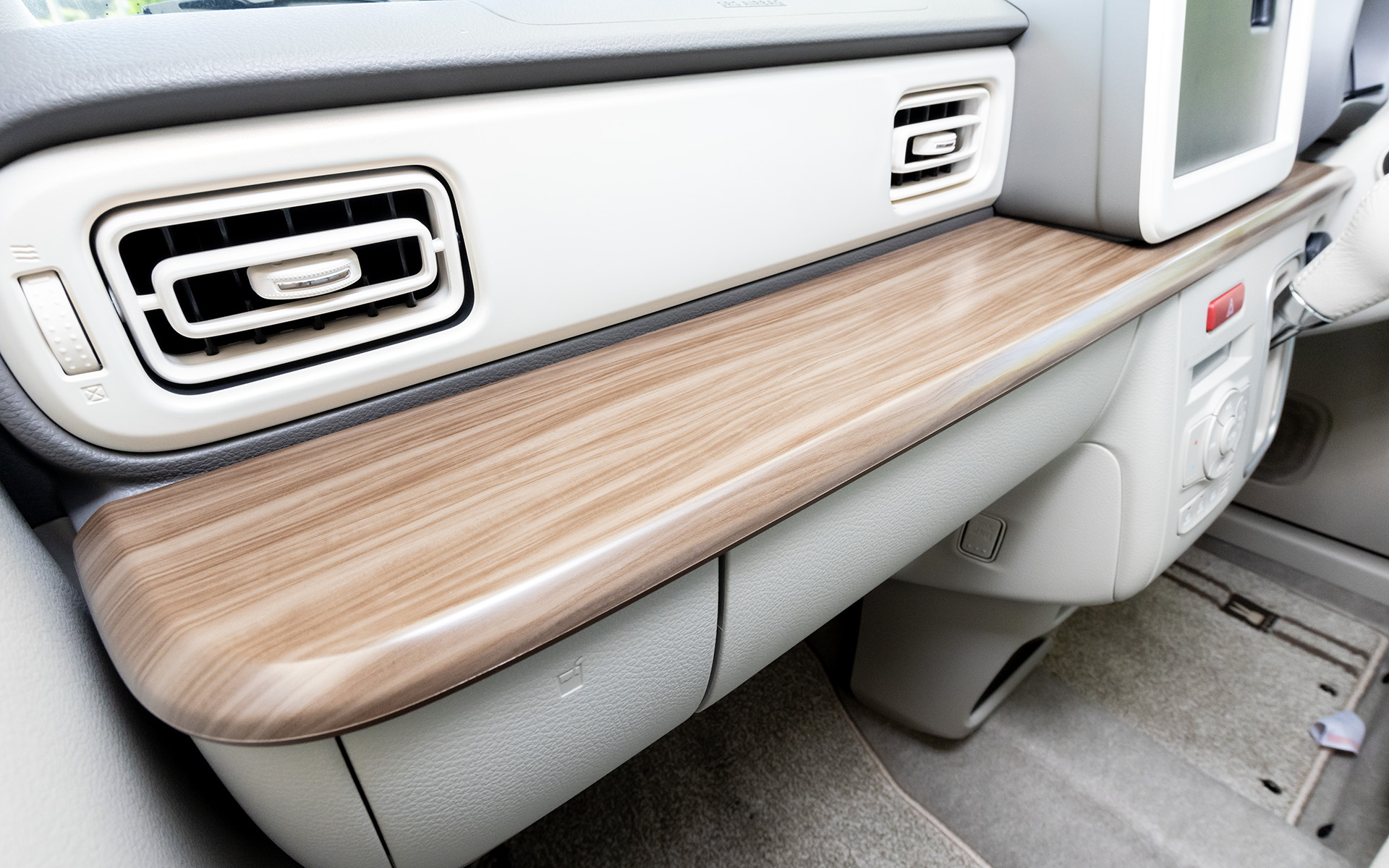 HYBRID Xはインパネガーニッシュがサンセットアイボリー、その下部にあるインパネオーナメントはブラウン木目調になる