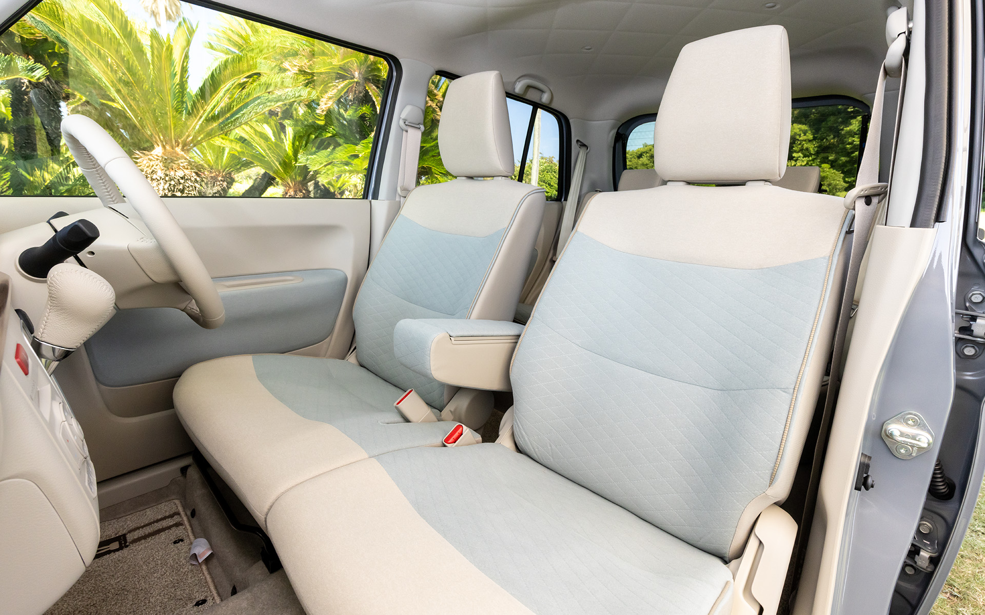 撮影車両のシート表皮はベージュとライトブルーのコンビネーション。このほかHYBRID Xはボディカラーによってベージュとモカブラウンのコンビネーションも設定される