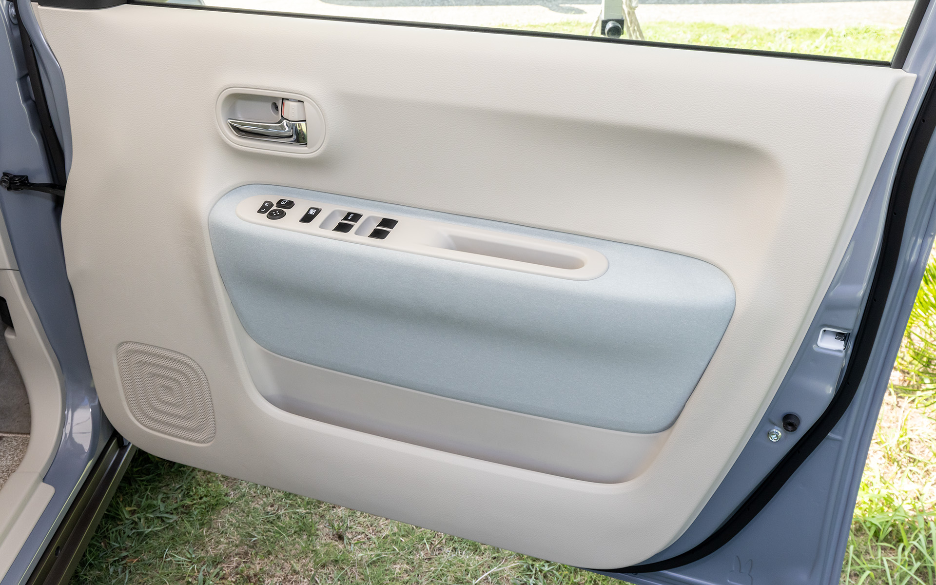 撮影車両のシート表皮はベージュとライトブルーのコンビネーション。このほかHYBRID Xはボディカラーによってベージュとモカブラウンのコンビネーションも設定される