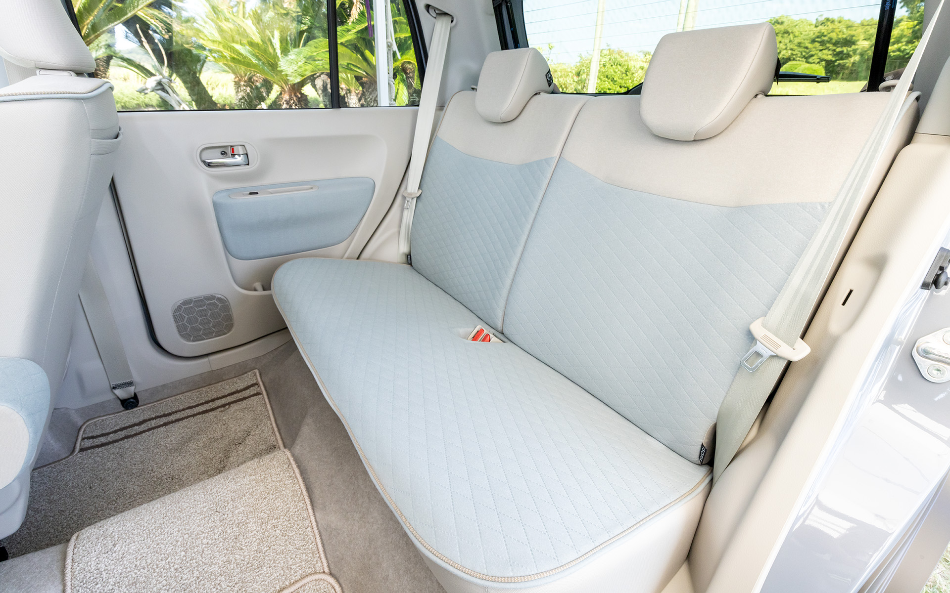 撮影車両のシート表皮はベージュとライトブルーのコンビネーション。このほかHYBRID Xはボディカラーによってベージュとモカブラウンのコンビネーションも設定される