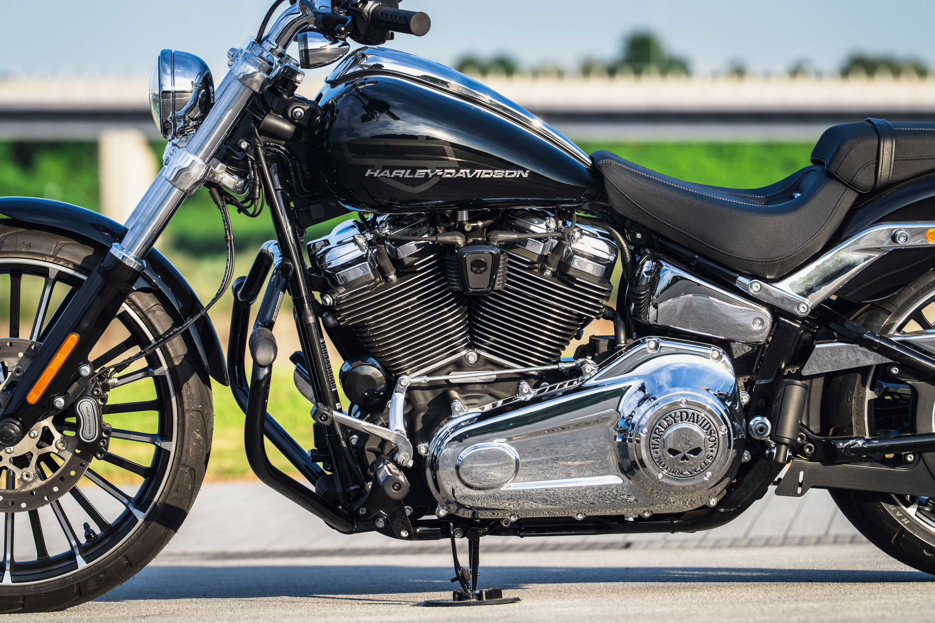 ブレイクアウトは馬力77kW（103HP）/5020rpm、エンジントルク168Nm/3000rpmを発生する「Milwaukee-Eight 117カスタム」エンジンを搭載