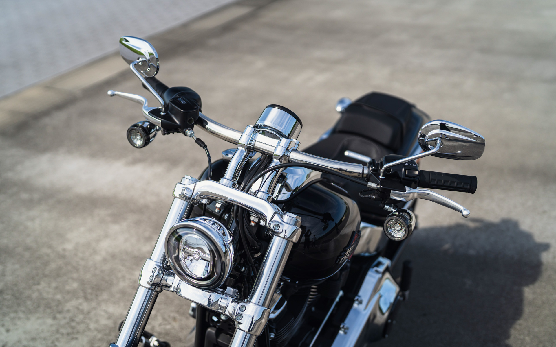 2025年モデルには多機能デジタルディスプレイを内蔵したアナログスピードメーターが装着された