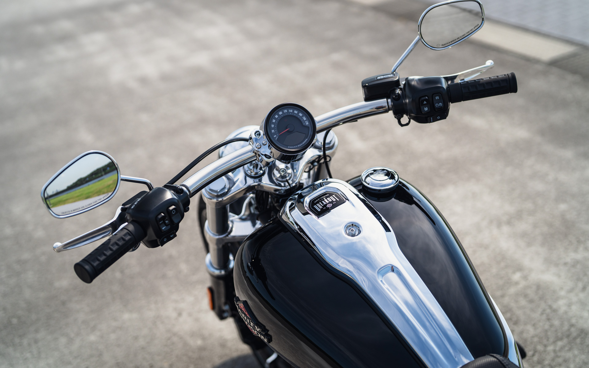 2025年モデルには多機能デジタルディスプレイを内蔵したアナログスピードメーターが装着された